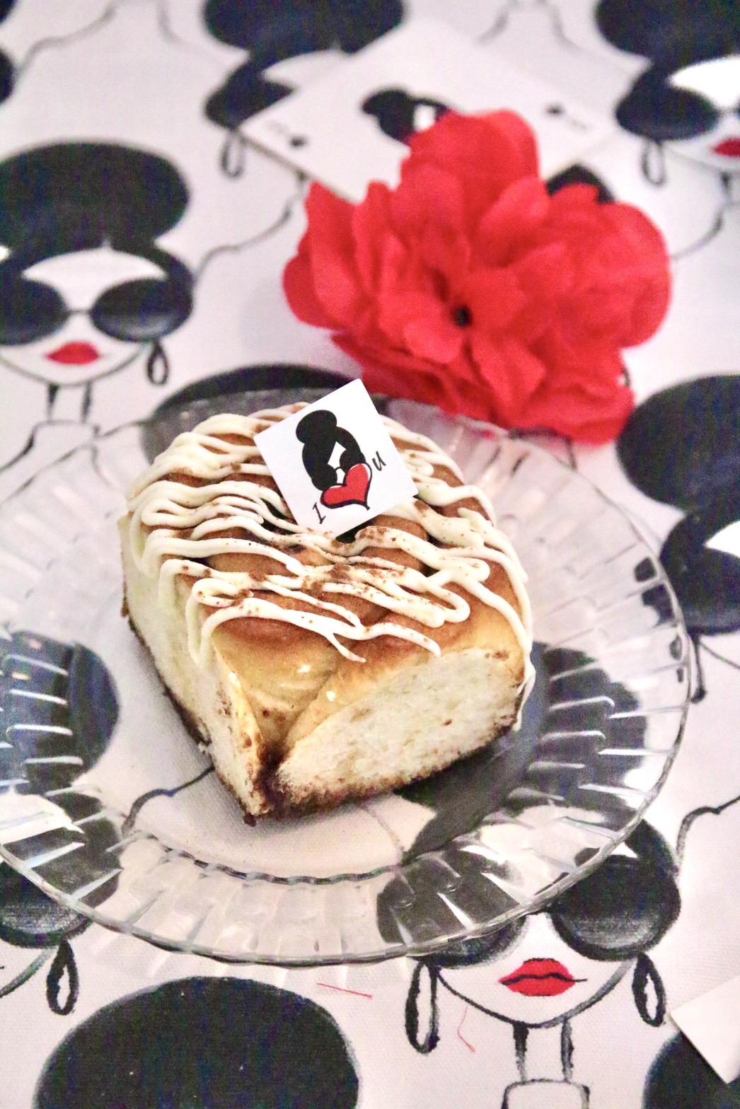 「經典奶霜肉桂捲」搭配滑順解膩的cream cheese恰到好處。（180元／份）