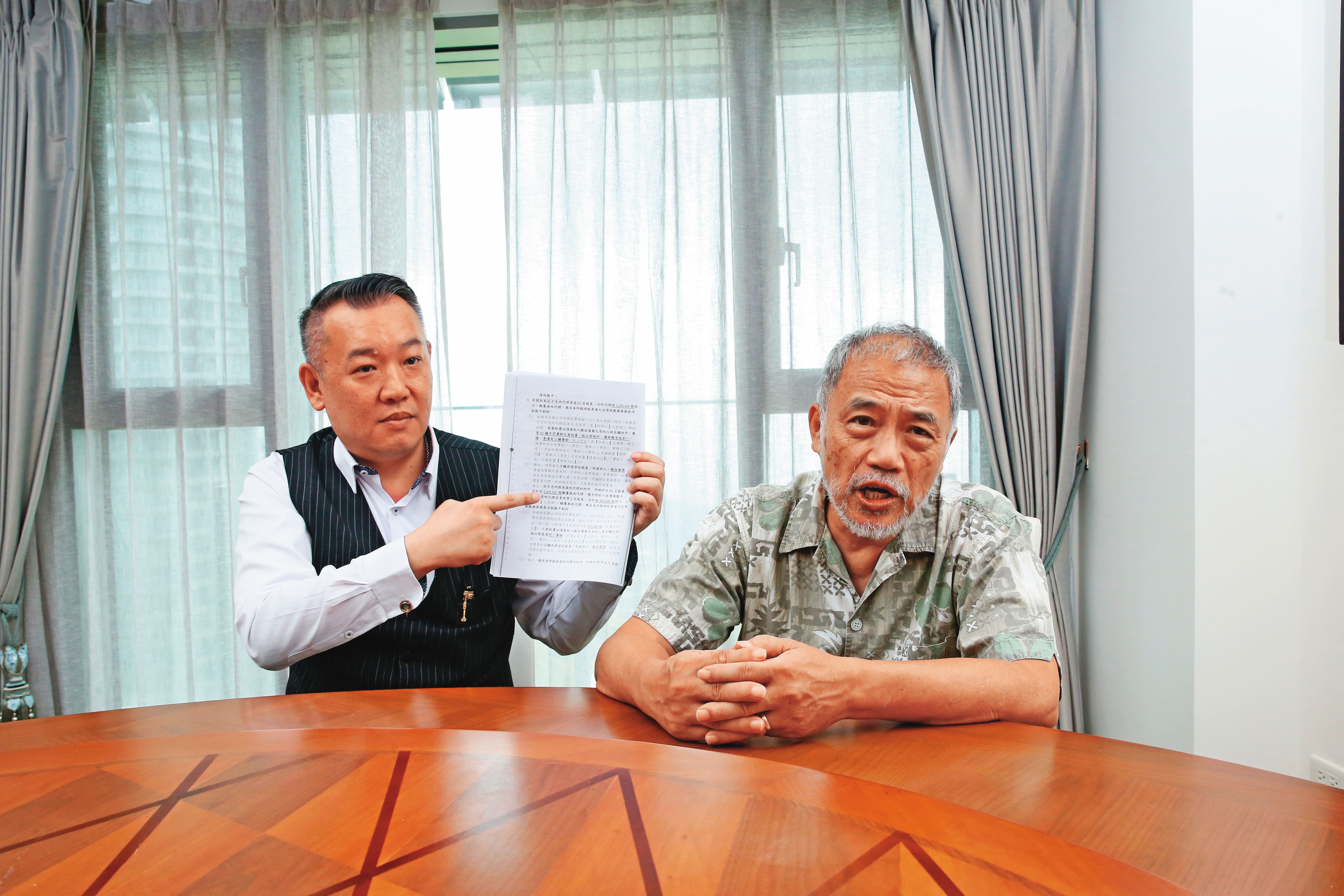 安捷大股東王陸雄（右）、股東自救會代表鄧雲峰（左）痛批，現有經營團隊不適任。