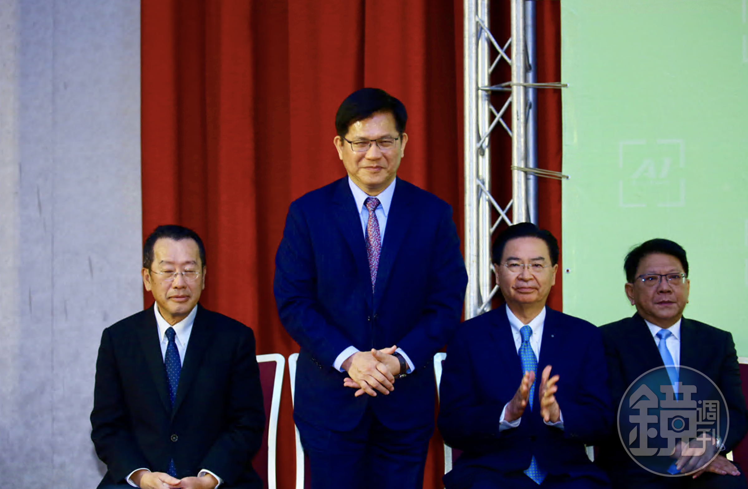 林佳龍(左二)接任外接部長一職。