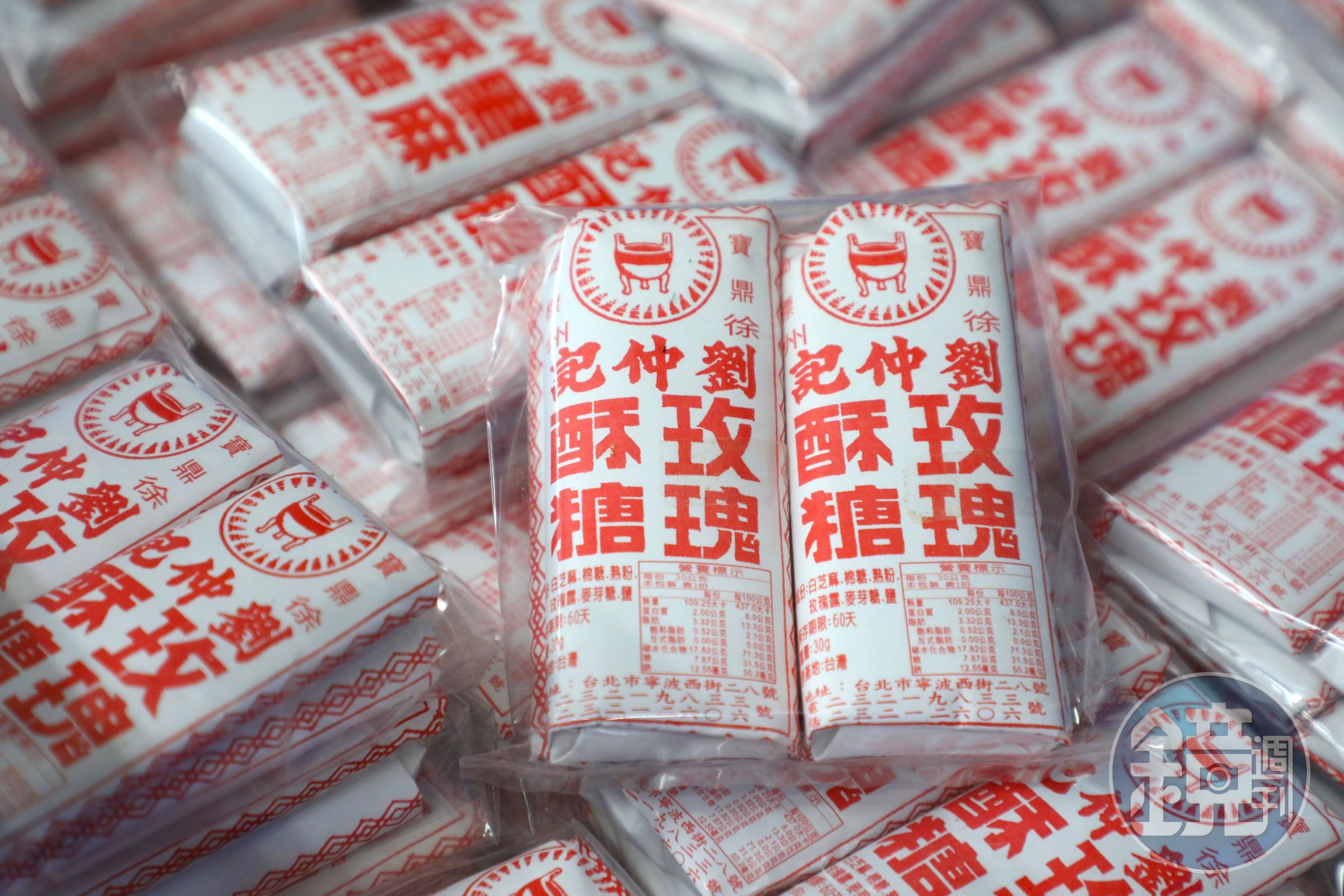 「玫瑰酥糖」裹著類似麵茶的香氣,裡頭的麥芽糖脆口不黏牙。(95元/包)