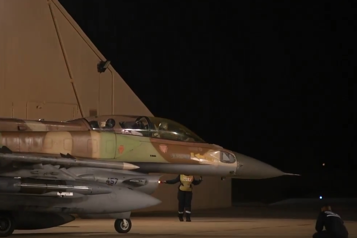 以色列軍方在深夜展開對伊朗的大規模軍事行動。示意圖（翻攝自@IDF X）