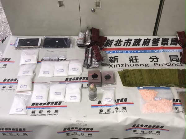 網友貼出的夾鍊袋分裝肌酸圖，激似警方破獲毒品案時，使用的證據照，引得網友搞笑說，要叫警察了。（新北市警察局新莊分局提供）