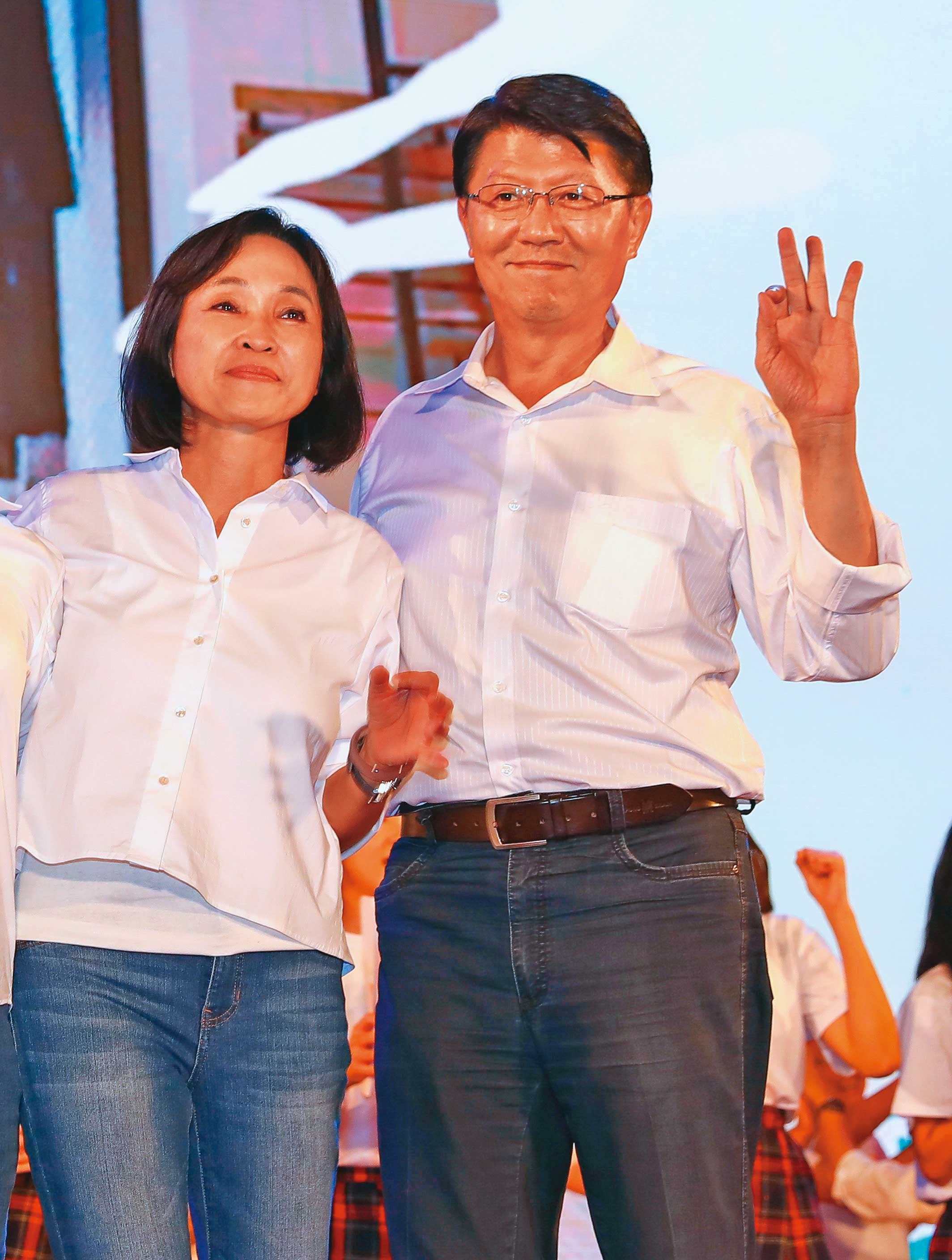 柯志恩（左）、謝龍介（右）問政風格犀利，且都是具有市長選舉經驗的老將，被寄予厚望。