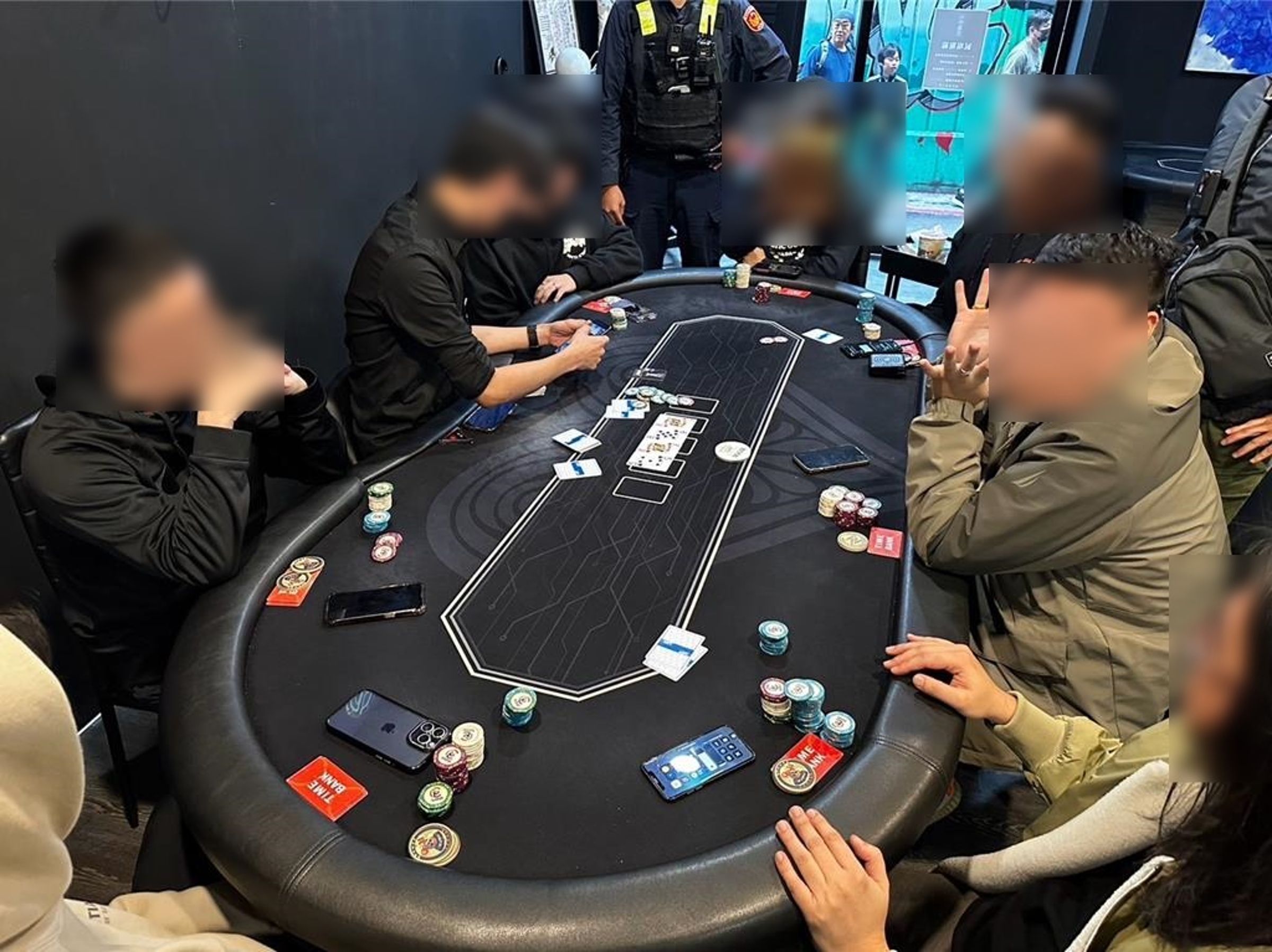 士林分局日前破獲隱身在士林夜市的賭場,現場逮捕負責人、荷官及賭客等19人。(翻攝照片)