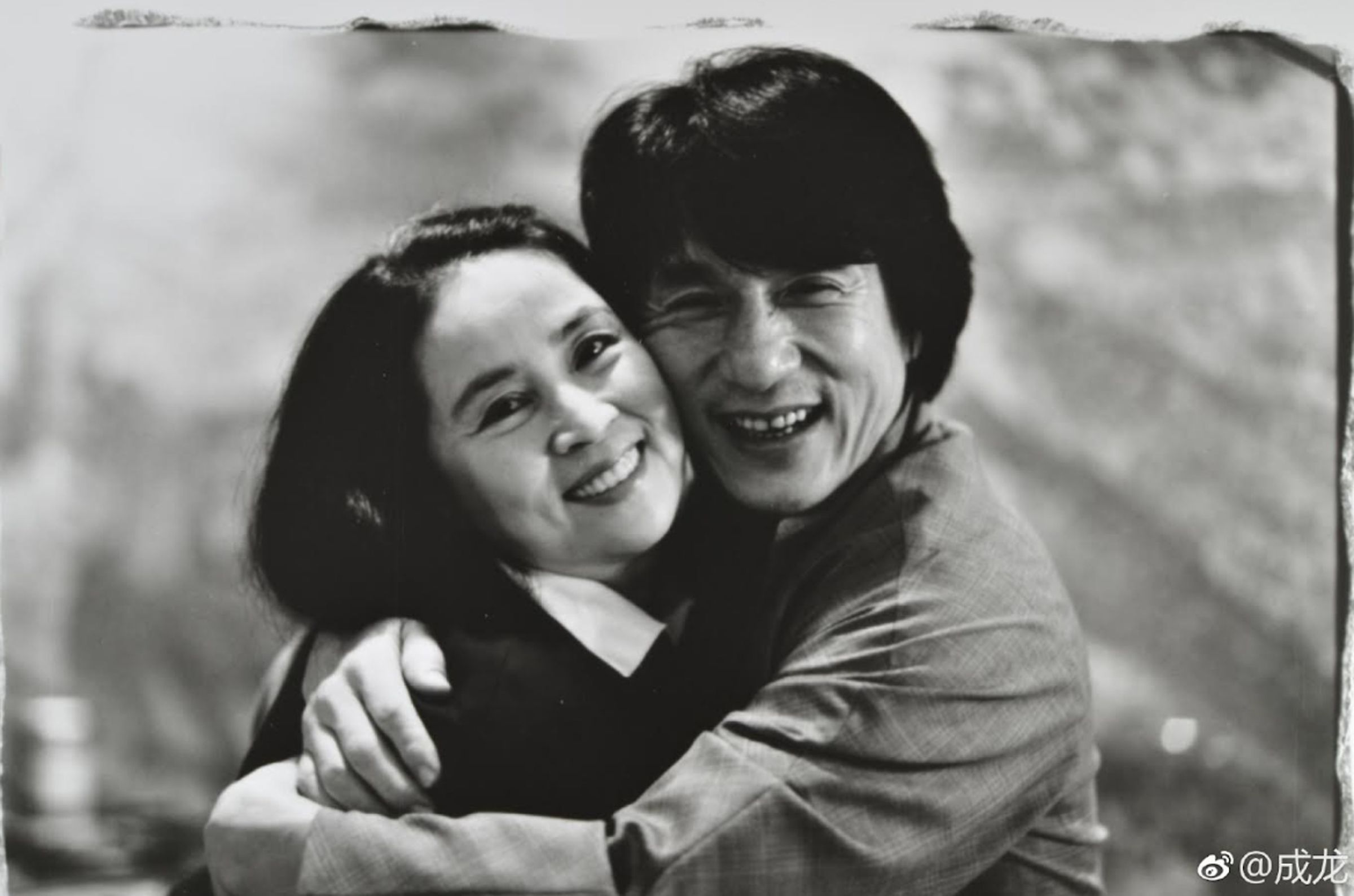 林鳳嬌隱身成龍身後多年，要不是成龍義父去世，她與房祖名列名訃聞，還不知何時才能得到名分。（翻攝自成龍微博）