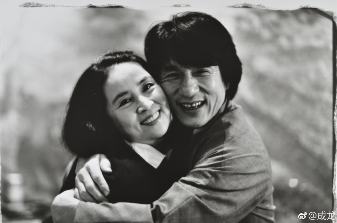 林鳳嬌隱身成龍身後多年，要不是成龍義父去世，她與房祖名列名訃聞，還不知何時才能得到名分。（翻攝自成龍微博）