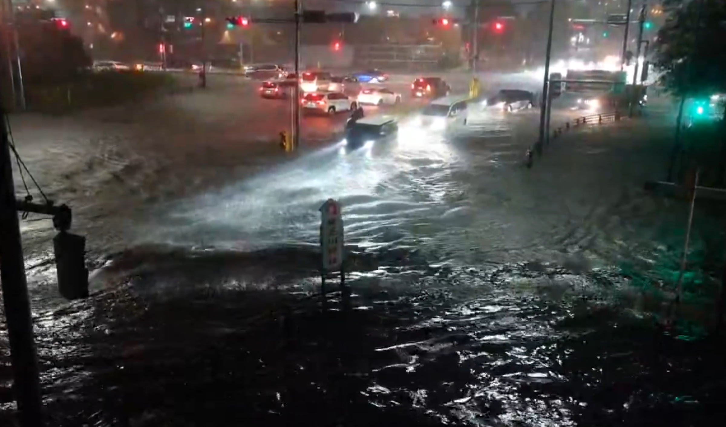千葉縣13日降下暴雨，多處積淹水，還有人因受困車內不幸離世。（翻攝自X@ksozac）