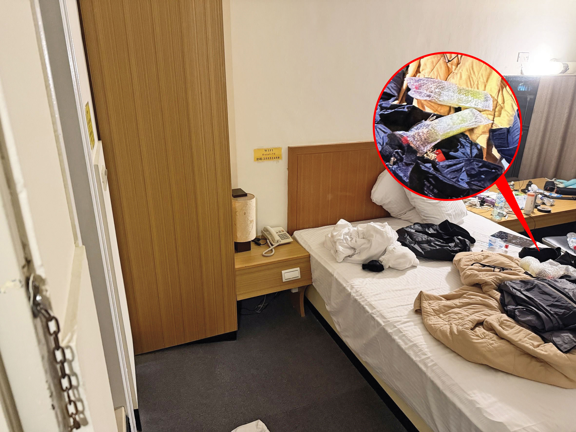 警方在張文藏匿的旅館房間床上，發現藏有汽油彈的包包。（北市警局提供）