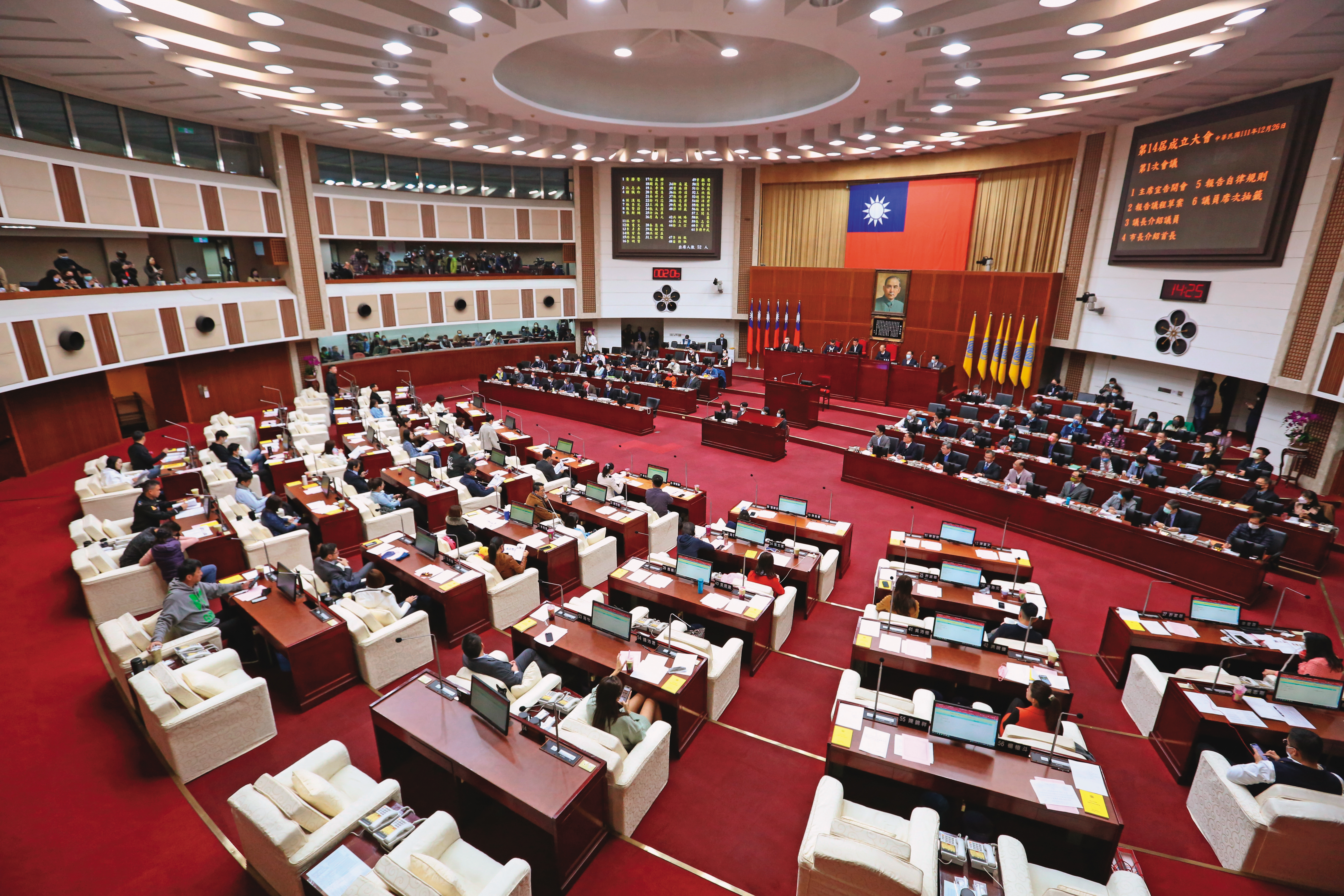 陳重文遭羈押禁見，卻還能在監獄遙控議員同仁代為質詢，顯示有勾串之虞。圖為北市議會。