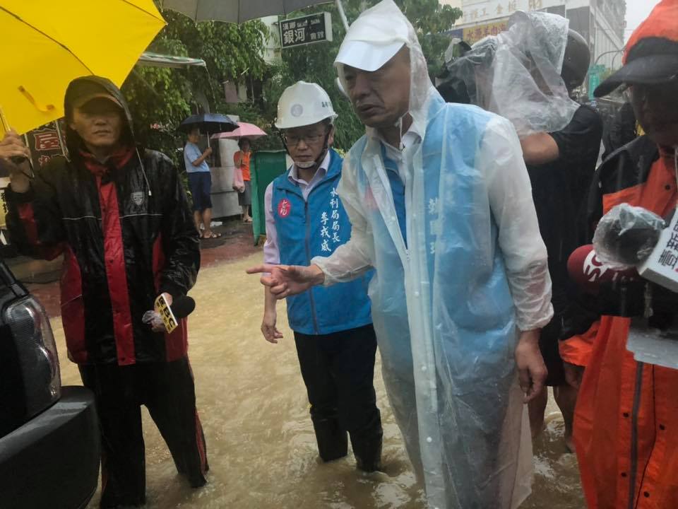 前高雄市長韓國瑜2020年5月曾視察豪雨造成高雄淹水情形。（翻攝自韓國瑜臉書）