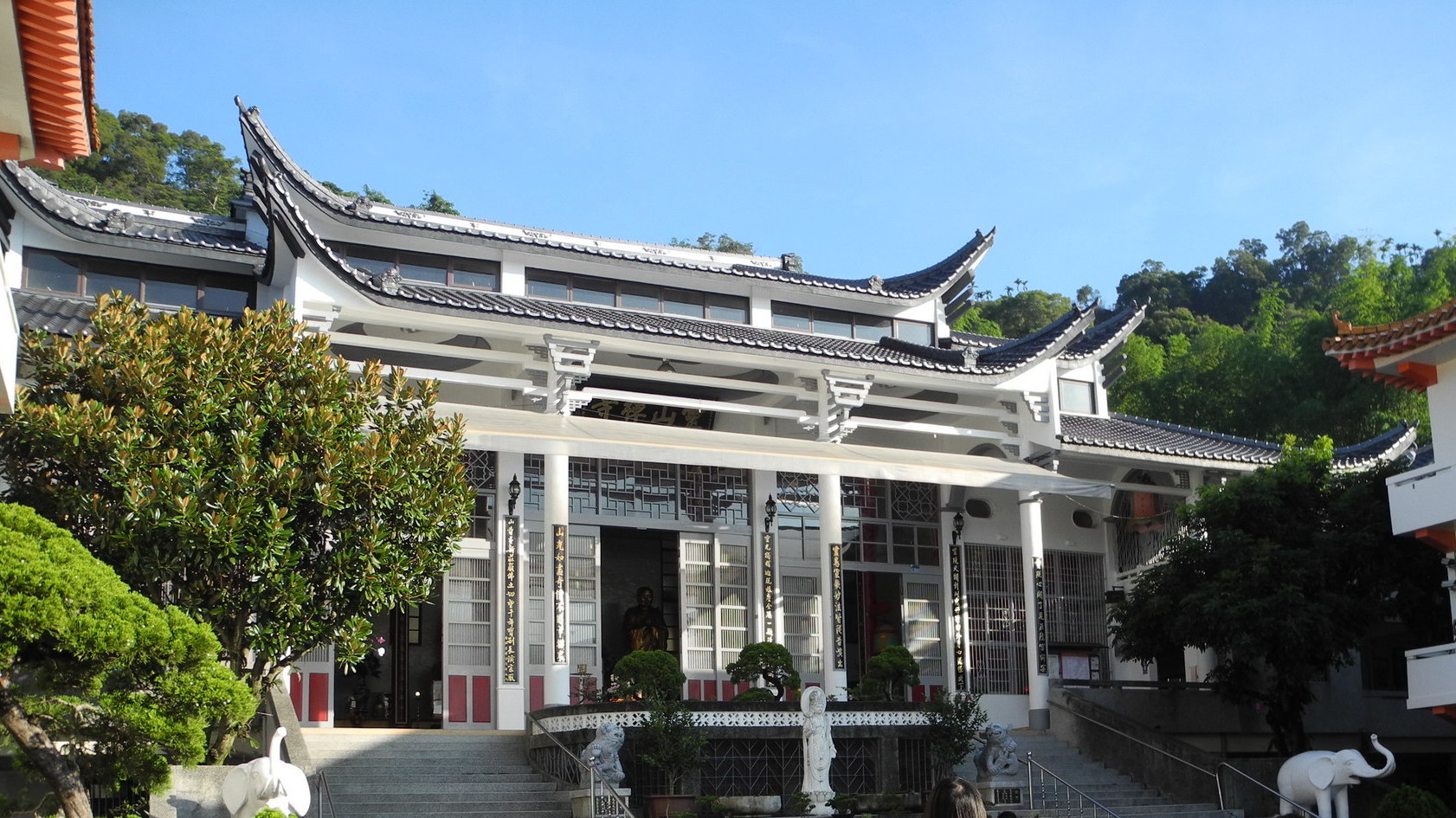 民眾指控,靈山禪寺因借場地給自救會舉辦焚化爐說明會,竟遭南投縣府連續開罰。(翻攝靈山禪寺臉書)
