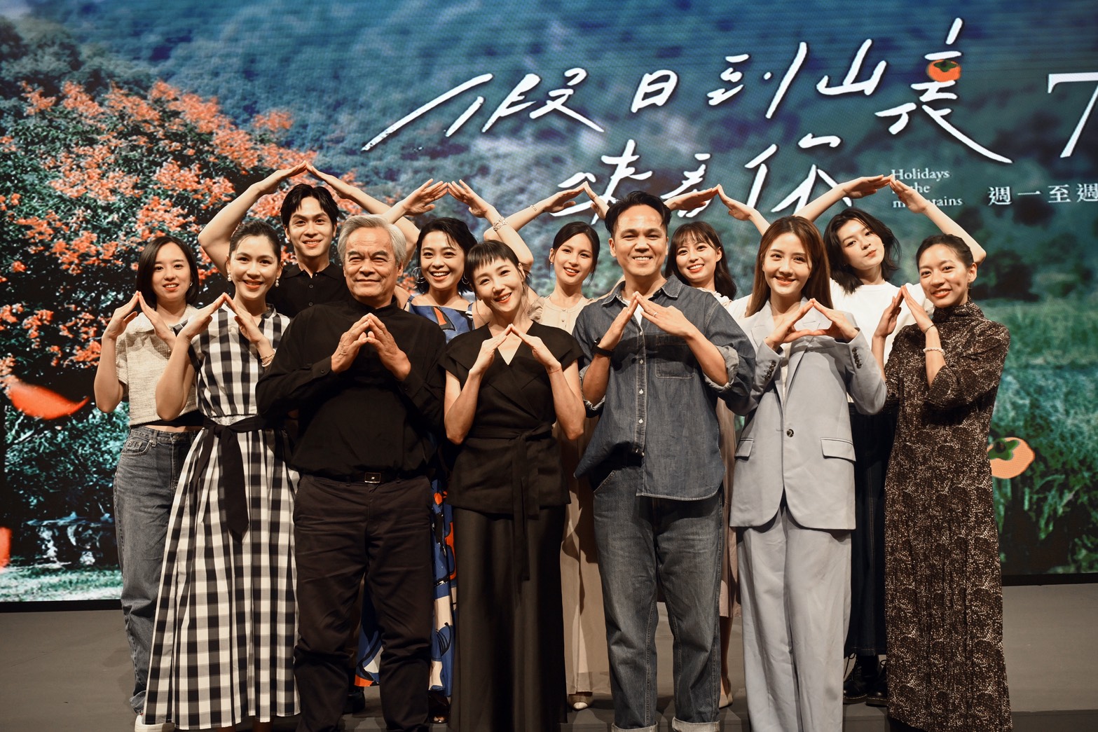 張本渝和張家慧、徐詣帆、陳妤、宸頤、徐愷伶、林孫煜豪、李夢苡樺、林亭莉、林巧媛、林慶台、李宣榕出席新戲首映記者會。（大愛提供）