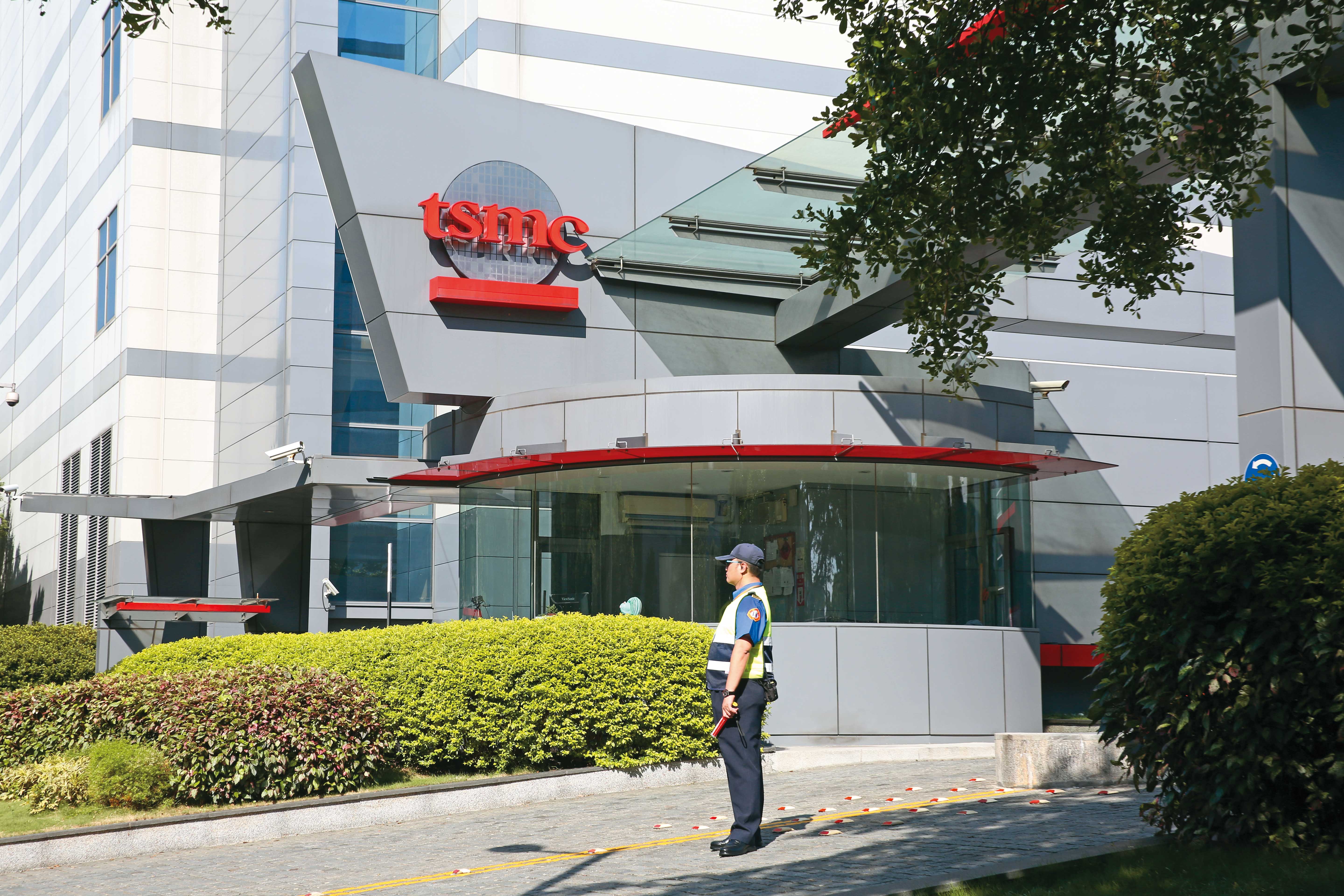 台積電管理森嚴，保全人員獲悉有人偷拍立刻報警抓人。（圖非當事人）