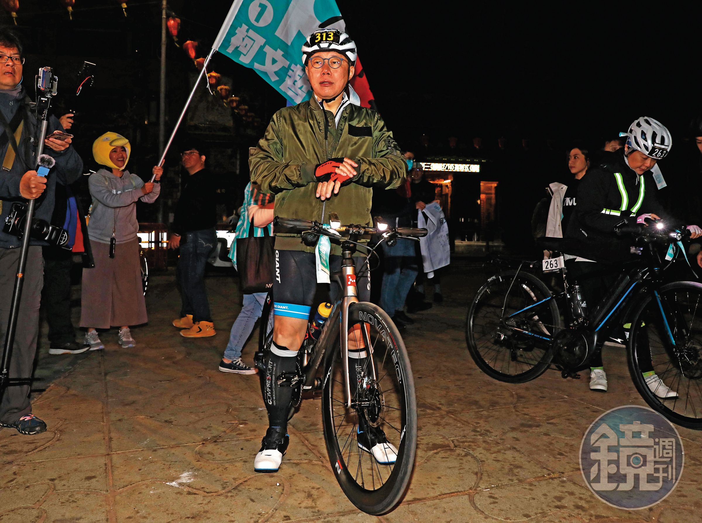 柯文哲參選總統落敗,沒有公職身分的他,未來4年如何維持聲量保溫,難題逐漸浮現。圖為2月24日柯再度騎單車一日北高。