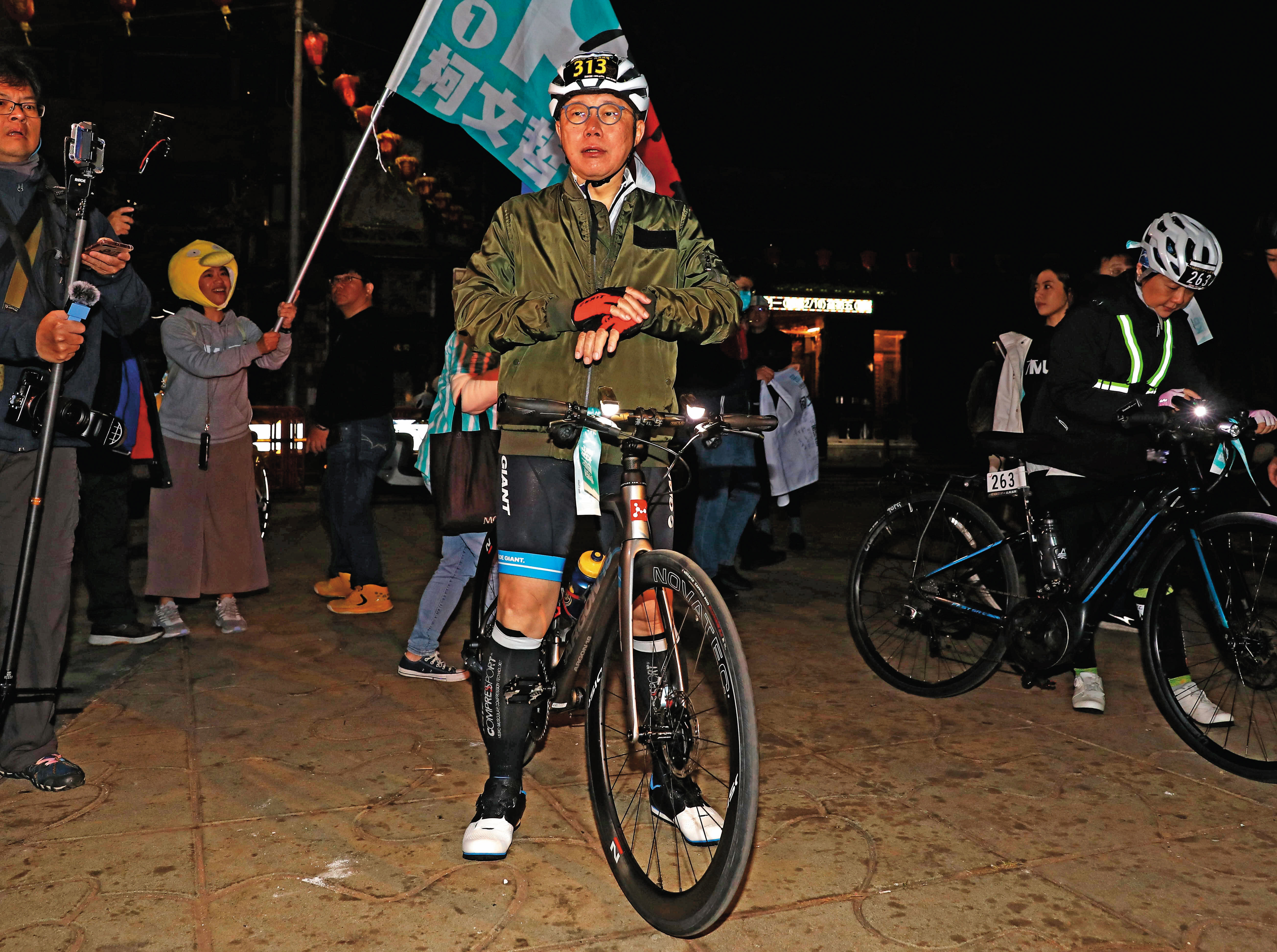 柯文哲參選總統落敗，沒有公職身分的他，未來4年如何維持聲量保溫，難題逐漸浮現。圖為2月24日柯再度騎單車一日北高。