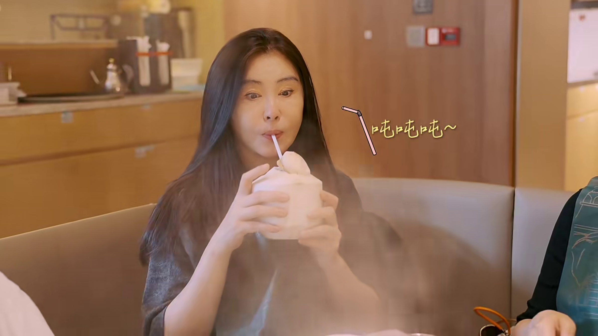 王祖賢吃泰式火鍋配椰子水，透露椰子水是她最喜歡的天然飲料。（翻攝王祖賢小紅書）