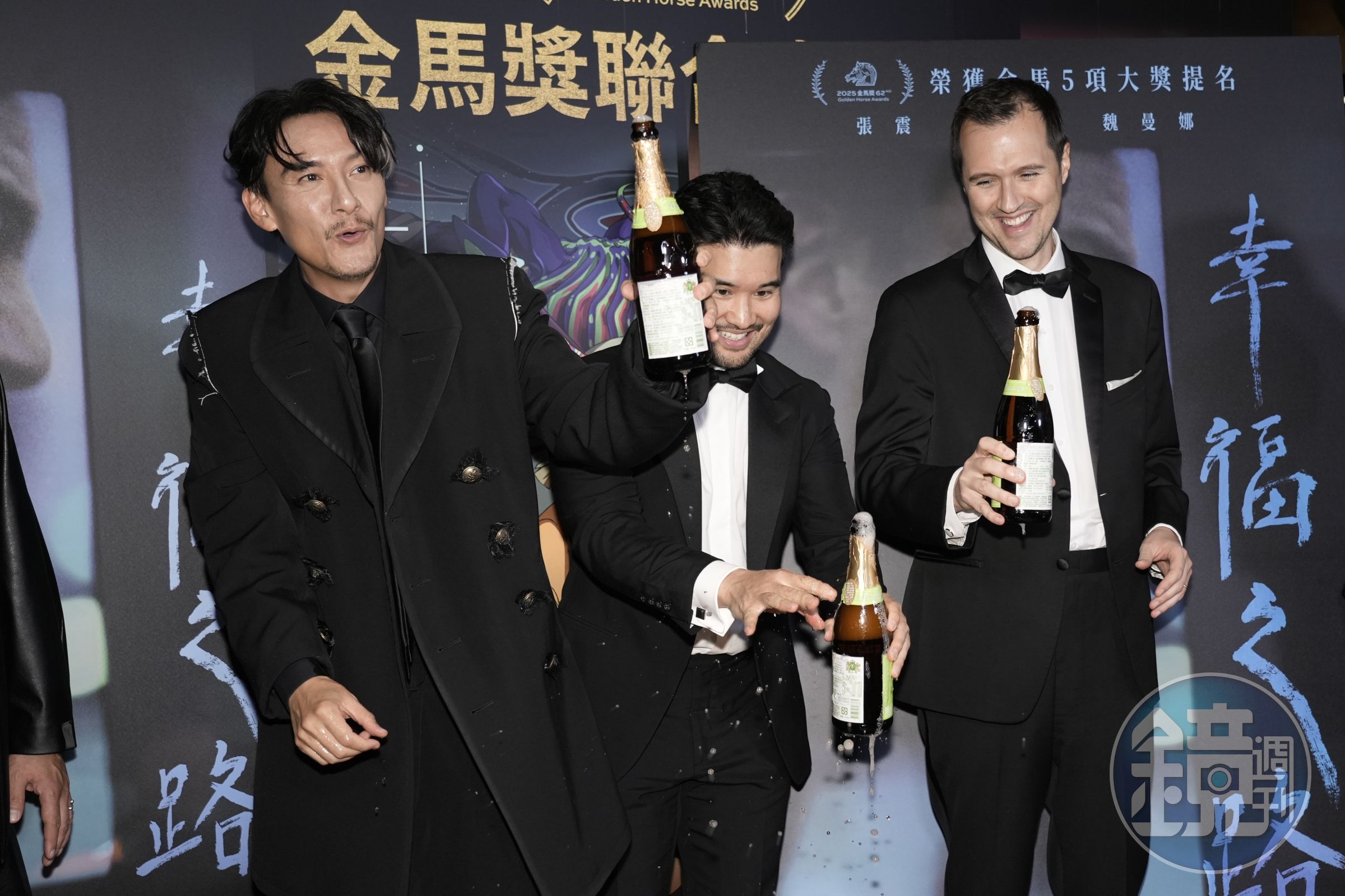 張震二封金馬影帝，與導演開心開香檳慶功。