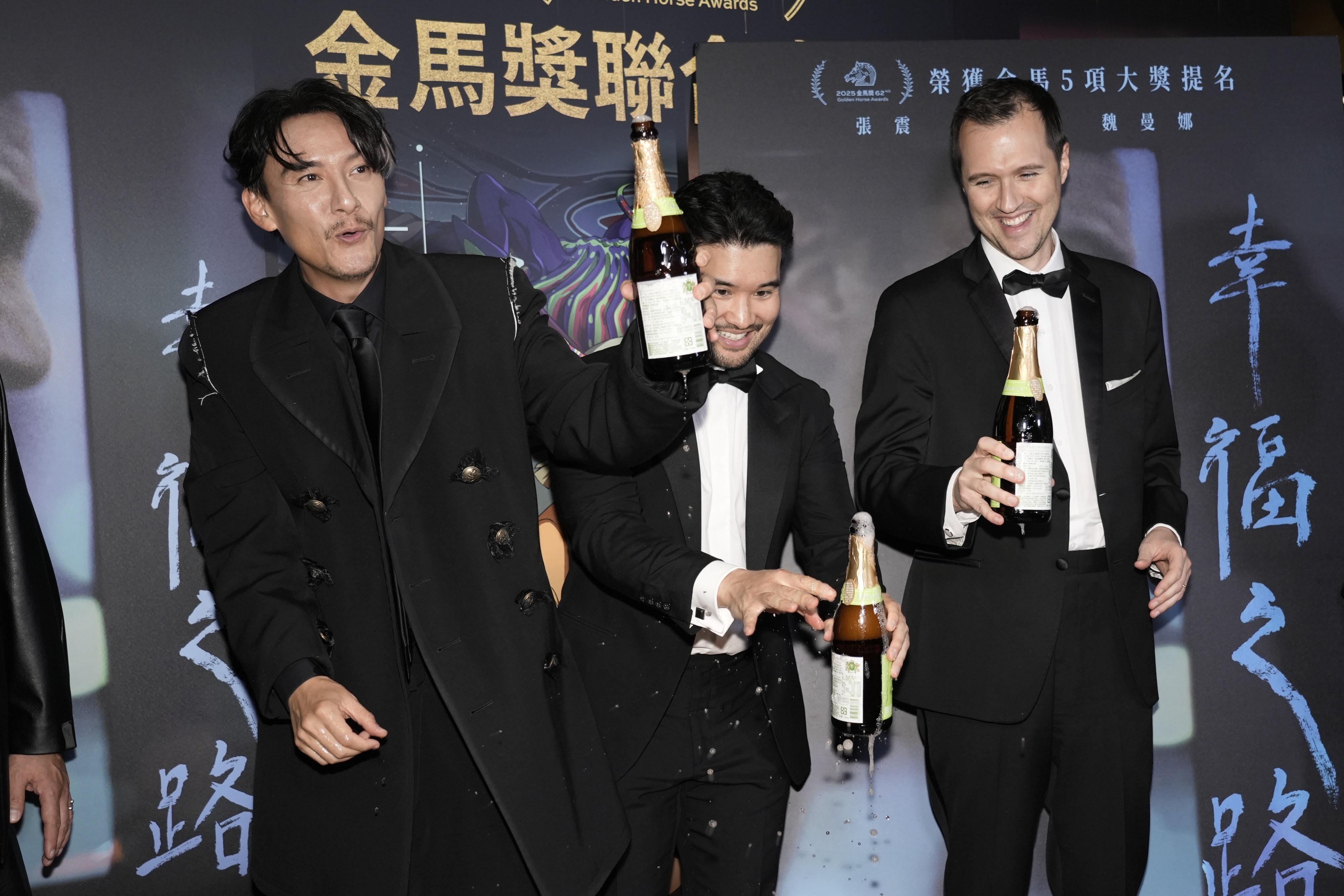 張震二封金馬影帝，與導演開心開香檳慶功。