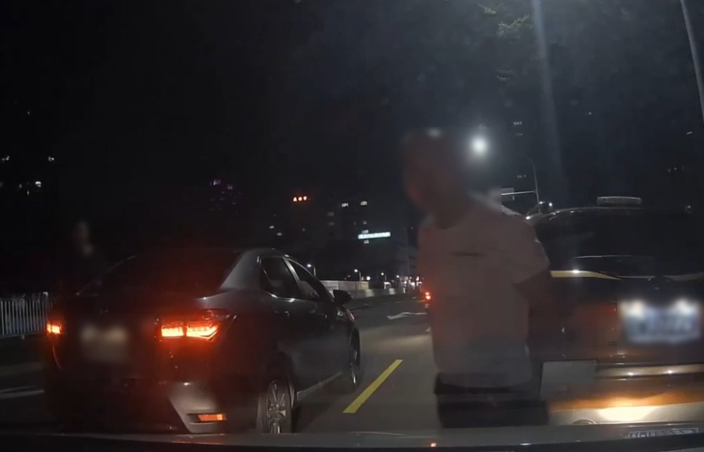 3名男子並排擋路聊天，被後方車子按喇叭後竟逼車，下車上前嗆聲。（翻攝爆料公社）