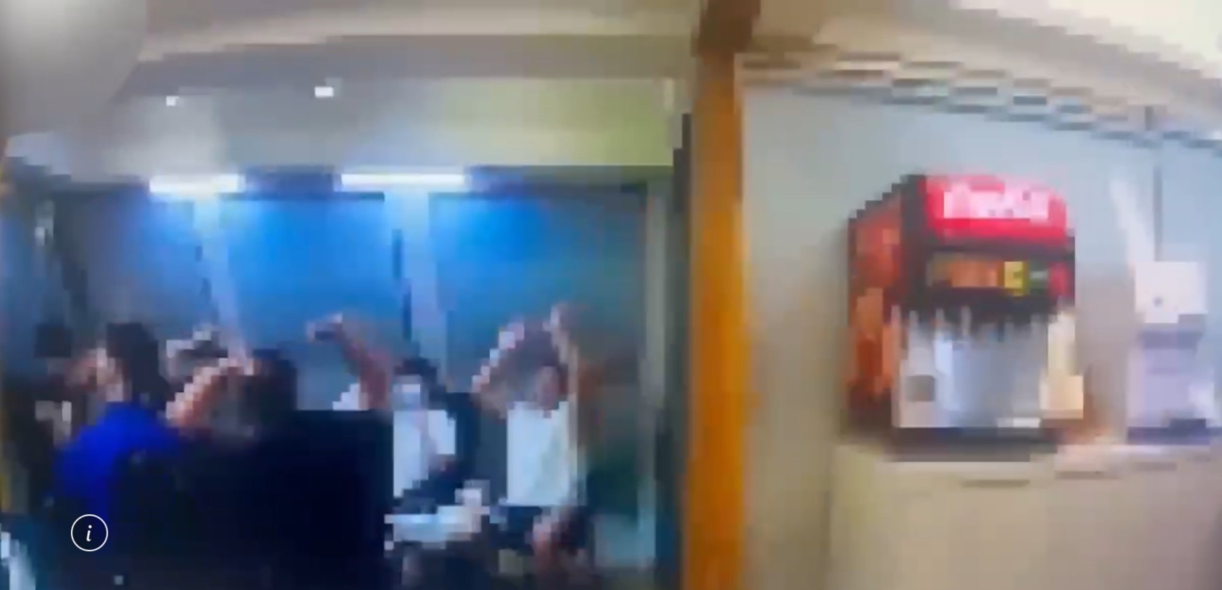 警方日前搜索查獲一間麻將賭場，帶走負責人及13名賭客。（翻攝畫面）