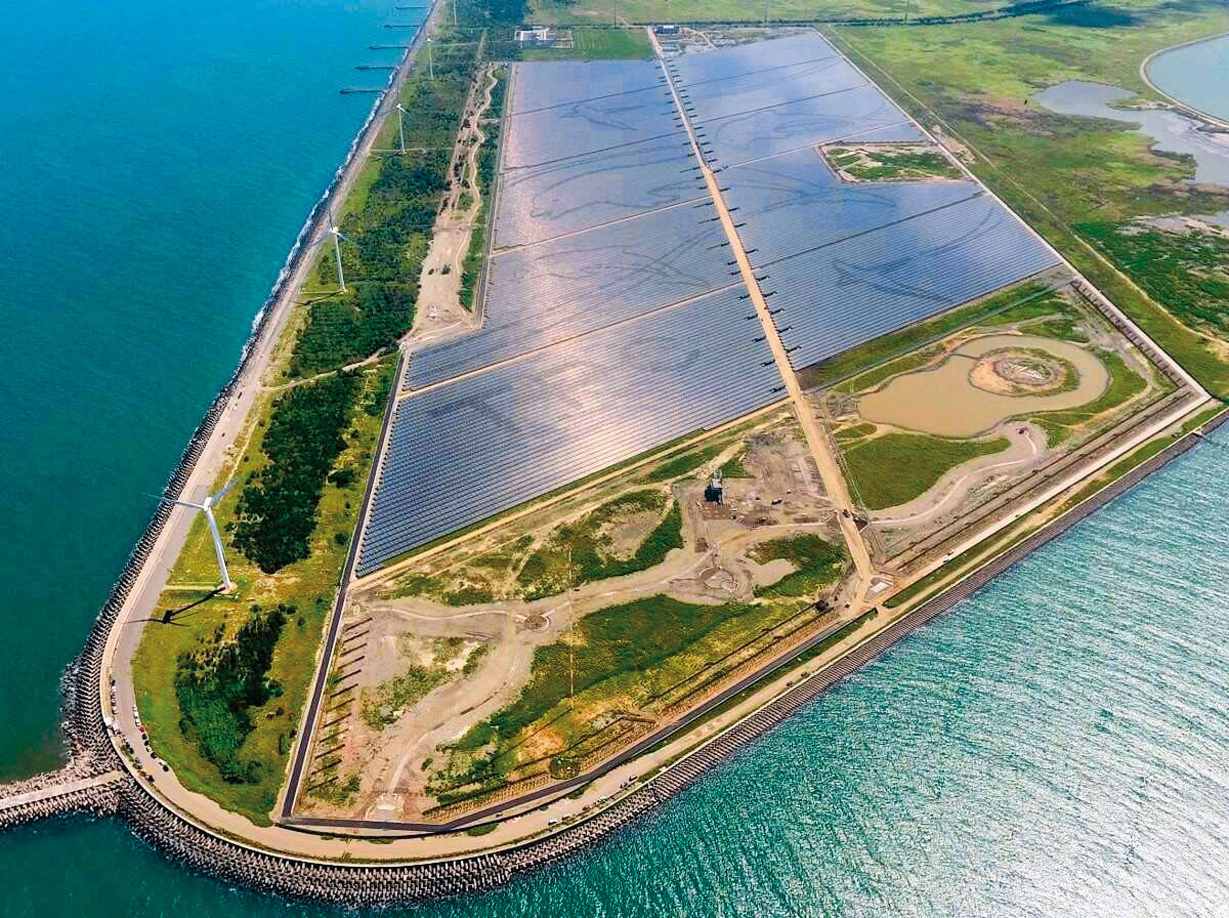 台電於彰濱工業區的太陽光電及儲能系統標案,由孫公司星能得標。(台電提供)