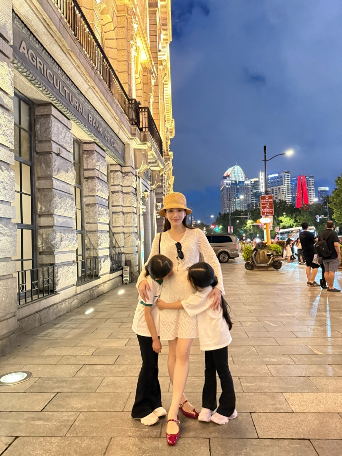 懷孕期間方媛還是常過著「一打二」的育兒日子,天王嫂同時也是個接地氣的媽媽。(翻攝自方媛微博)