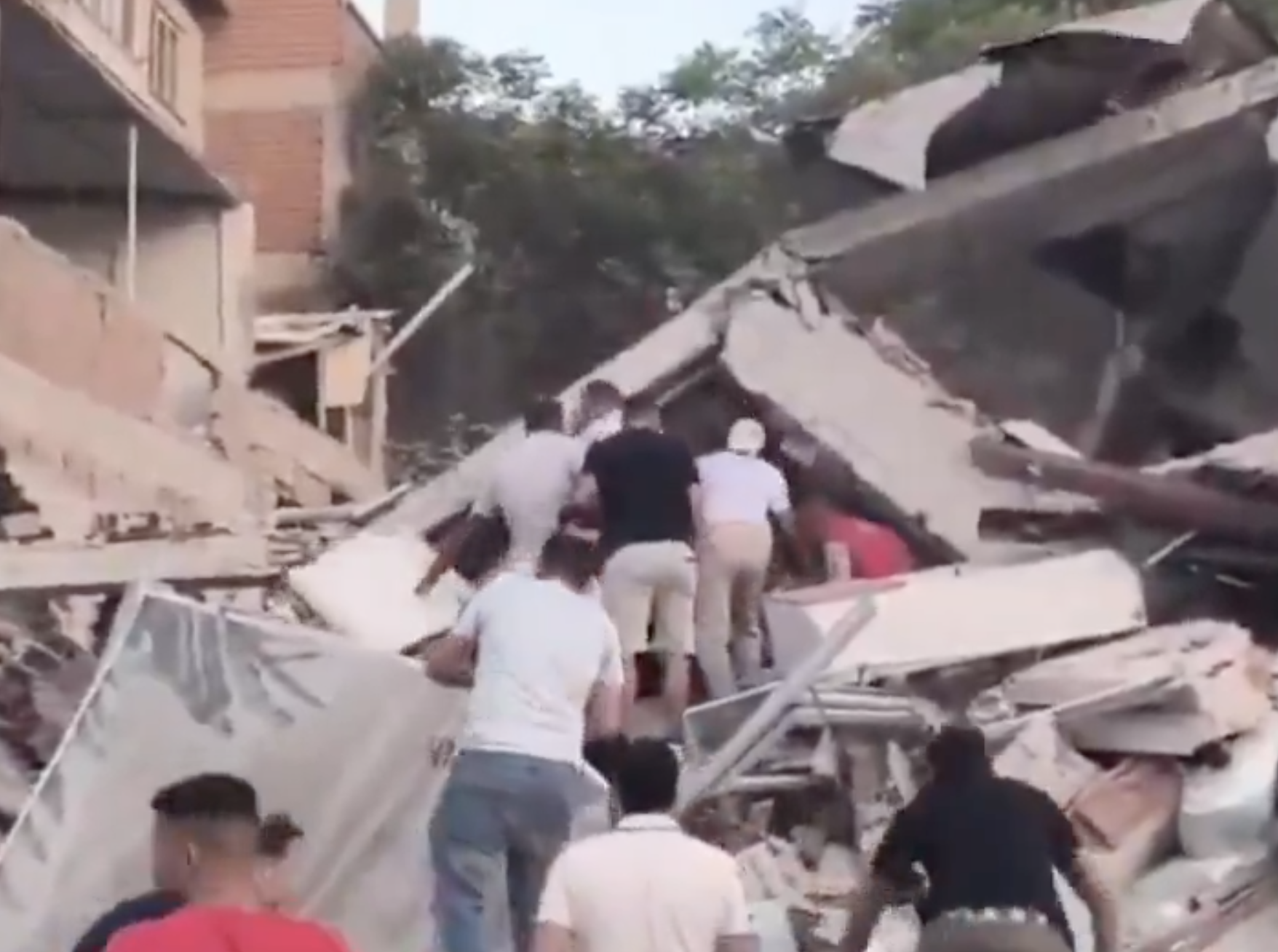 土耳其西北部10日發生6.1強震，一群年輕男子協力救出被壓在建築物底下的民眾。（翻攝自X）