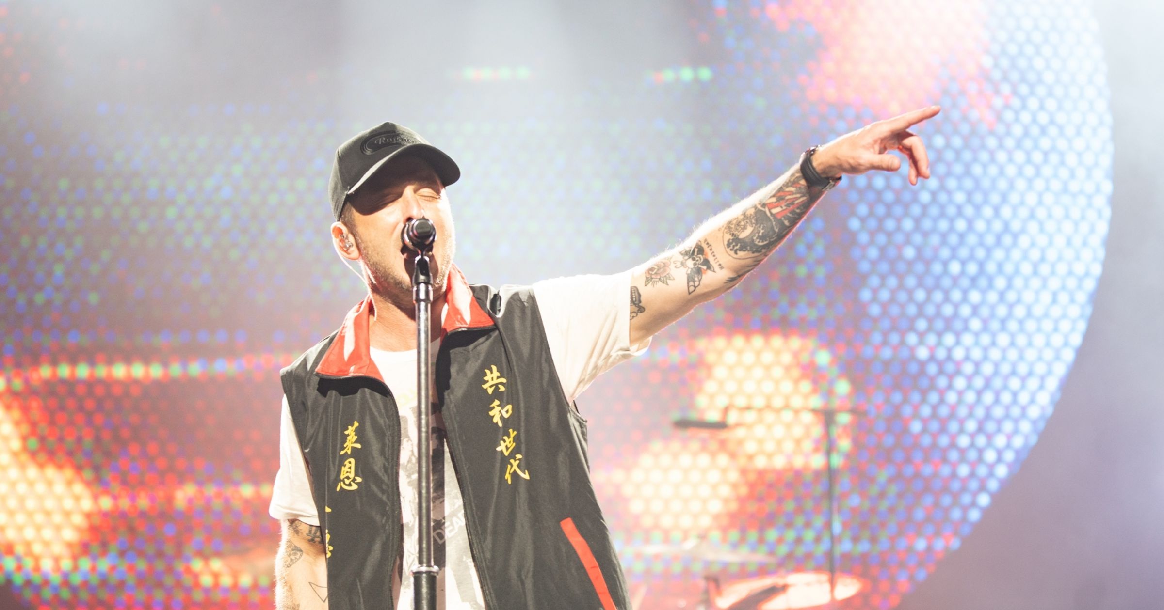 OneRepublic(共和世代)主唱Ryan Tedder 穿上宮廟背心讓粉絲笑翻。(Live Nation提供)