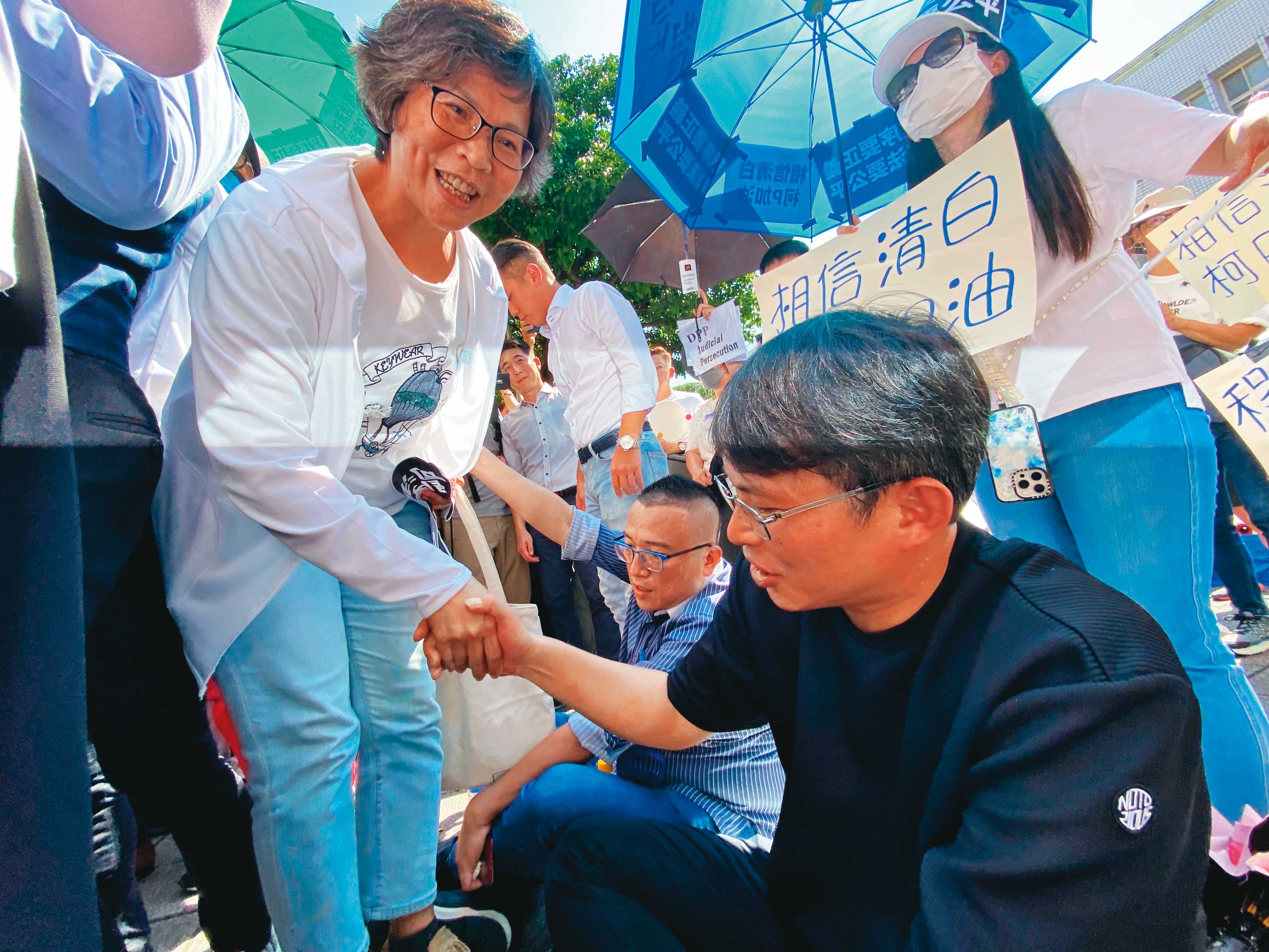 蔡壁如非現職中央委員無緣代理主席，她8月31日赴北檢前小草靜坐現場還特別向黃國昌致意。