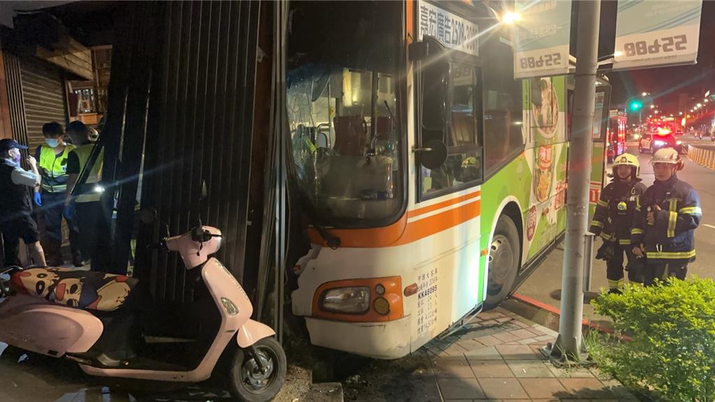 張姓司機駕駛公車在板橋不慎撞上手搖飲店的騎樓柱子，不僅車頭毀損，也造成2名乘客輕傷。（翻攝畫面）