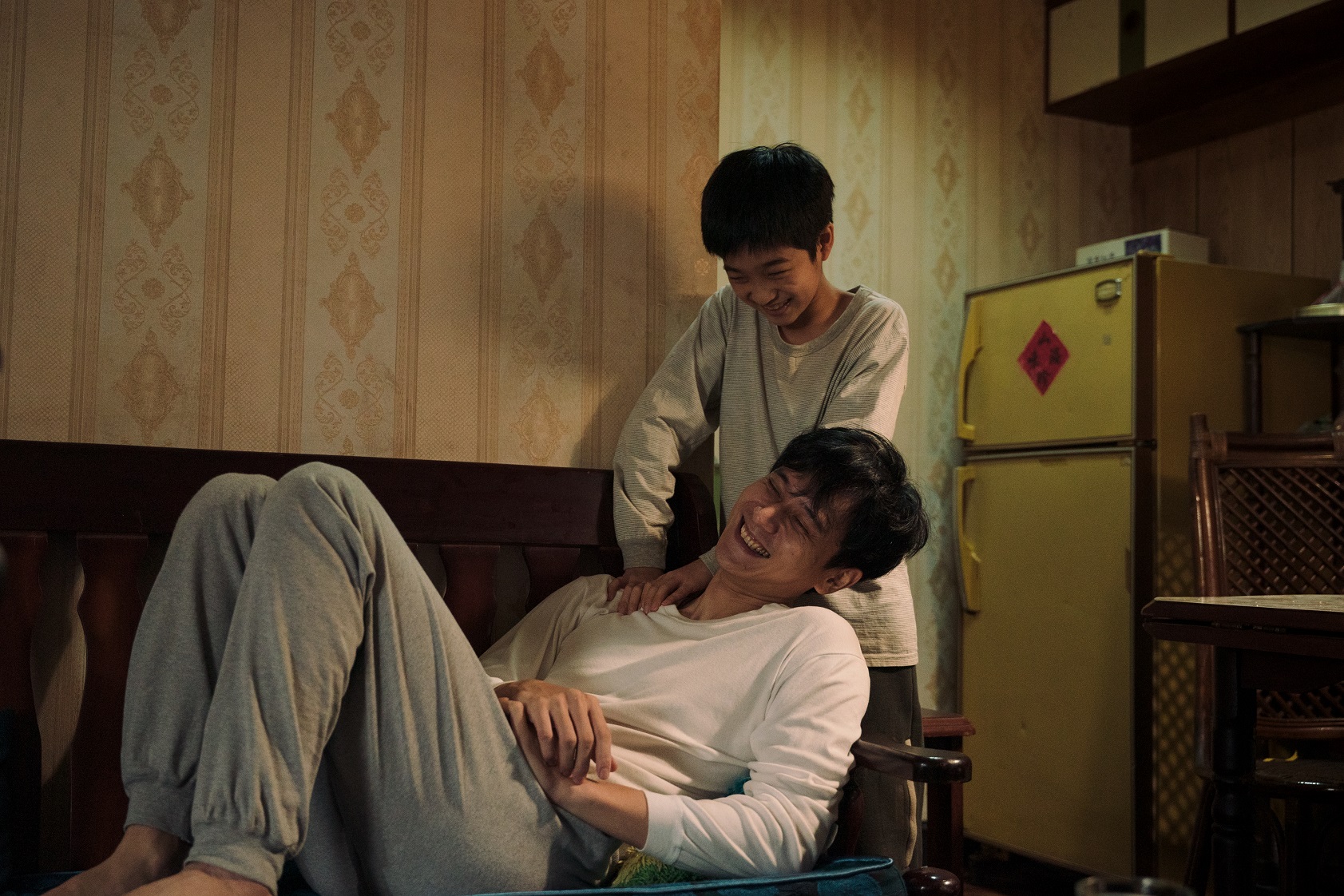 劉冠廷(前)和白潤音飾演父子,兩人在片場靠聊小說來拉近距離。(華映娛樂提供)