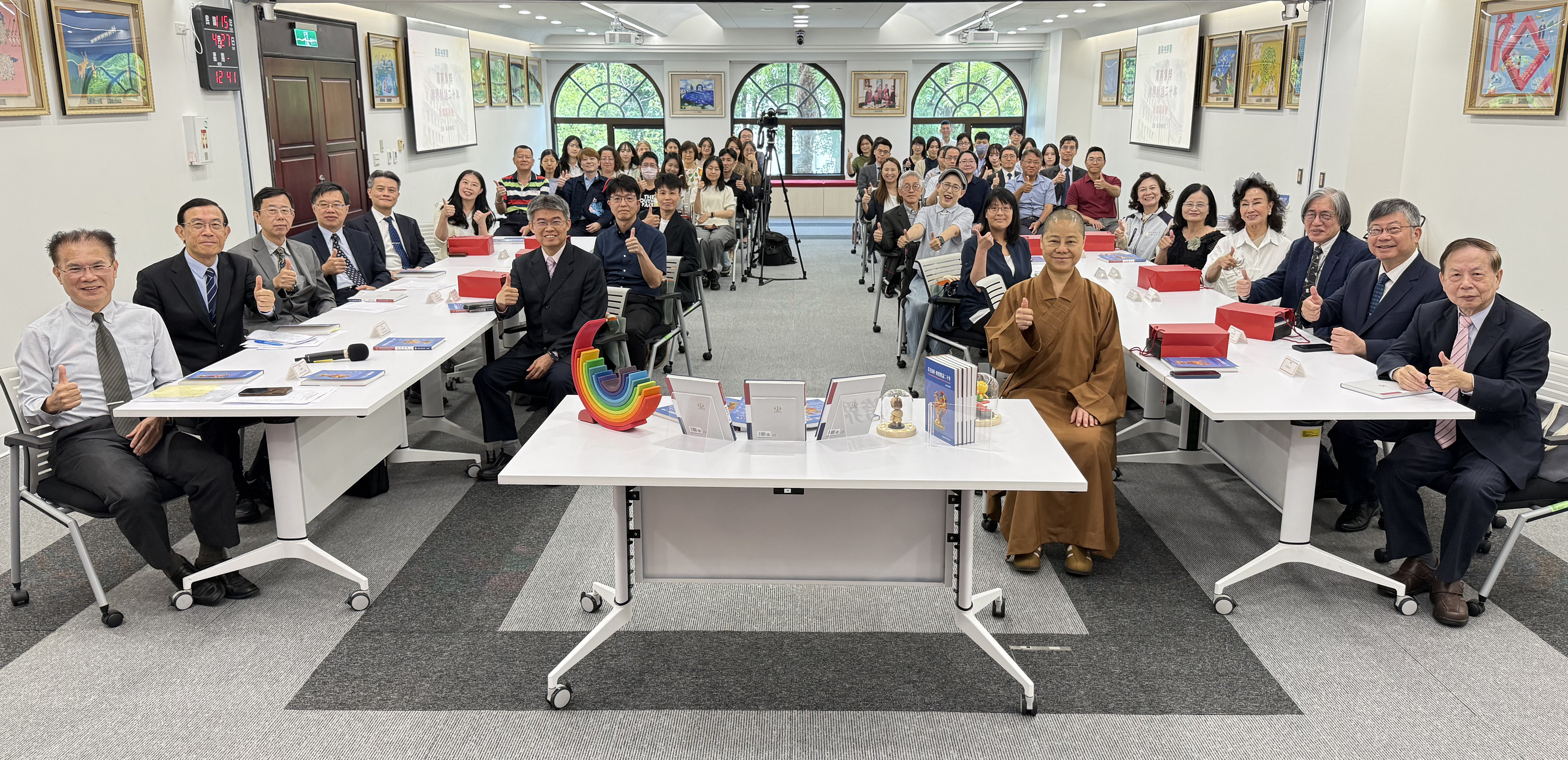 最高檢今日舉辦《菁英集粹-跨界對話二十年》新書發表會,邀請法務部政務次長黃謀信、臺大醫院名譽教授許金川、輔大醫院院長黃瑞仁、PC home網路家庭創辦人詹宏志、台積電慈善基金會執行長彭冠宇、知名舞蹈家曹金鈴、佛光山台北道場監院妙眾法師、喜樂保育院院長林玉嫦等貴賓蒞臨共襄盛舉。(最高檢提供)