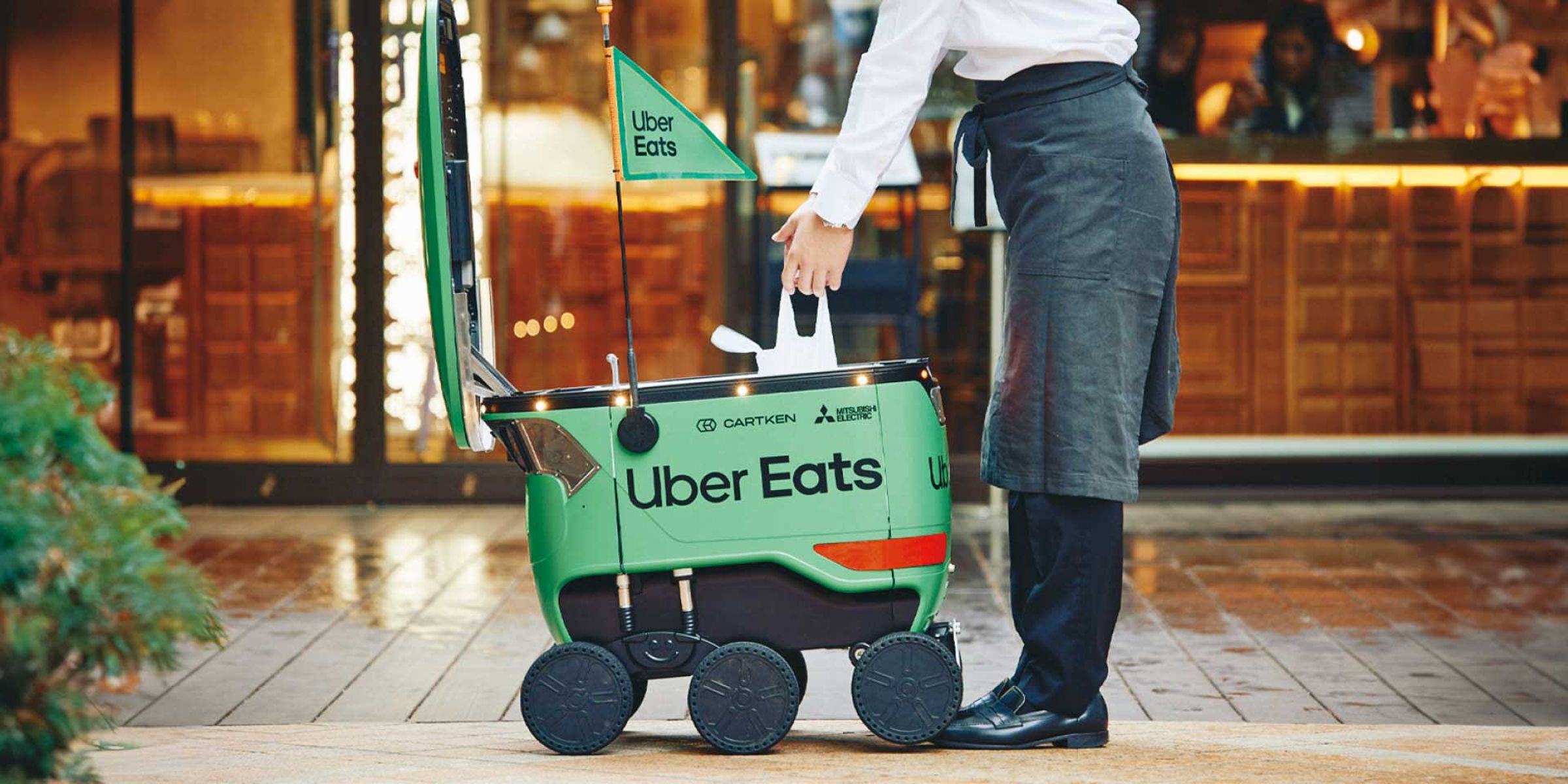 為確保餐點更即時且安全交到客戶手上,國外Uber已有自動化設備服務。(Uber提供)