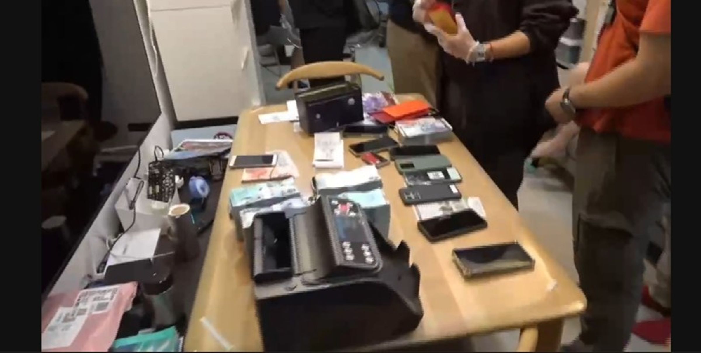 檢警搜索被告黃男住處。（中檢提供）
