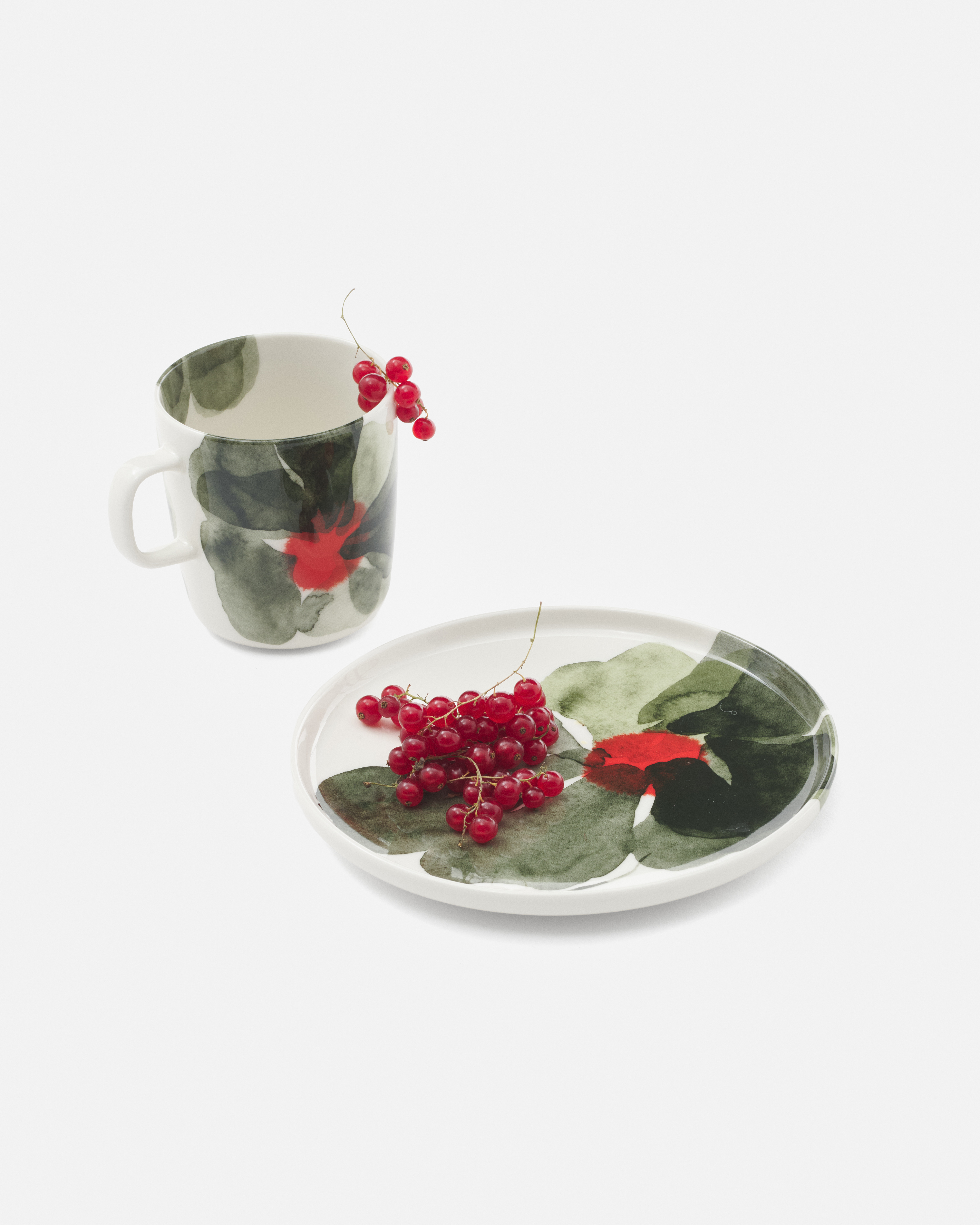 Marimekko Valssi華爾滋印花馬克杯(400 ml) NT$1,190、印花圓盤 (20 cm) NT$1,190。（俊思提供）