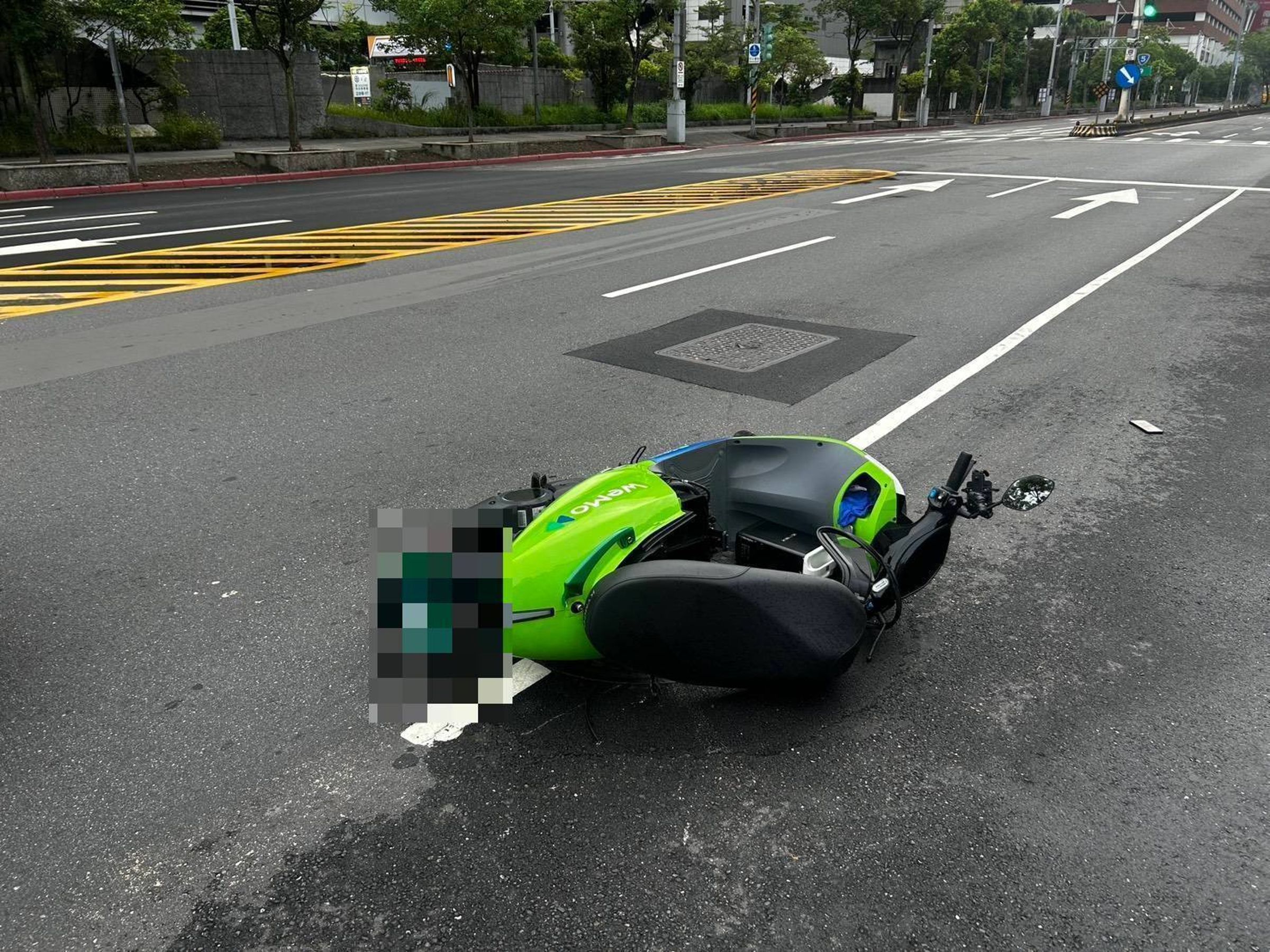 南港車站旁嚴重車禍。（警方提供）