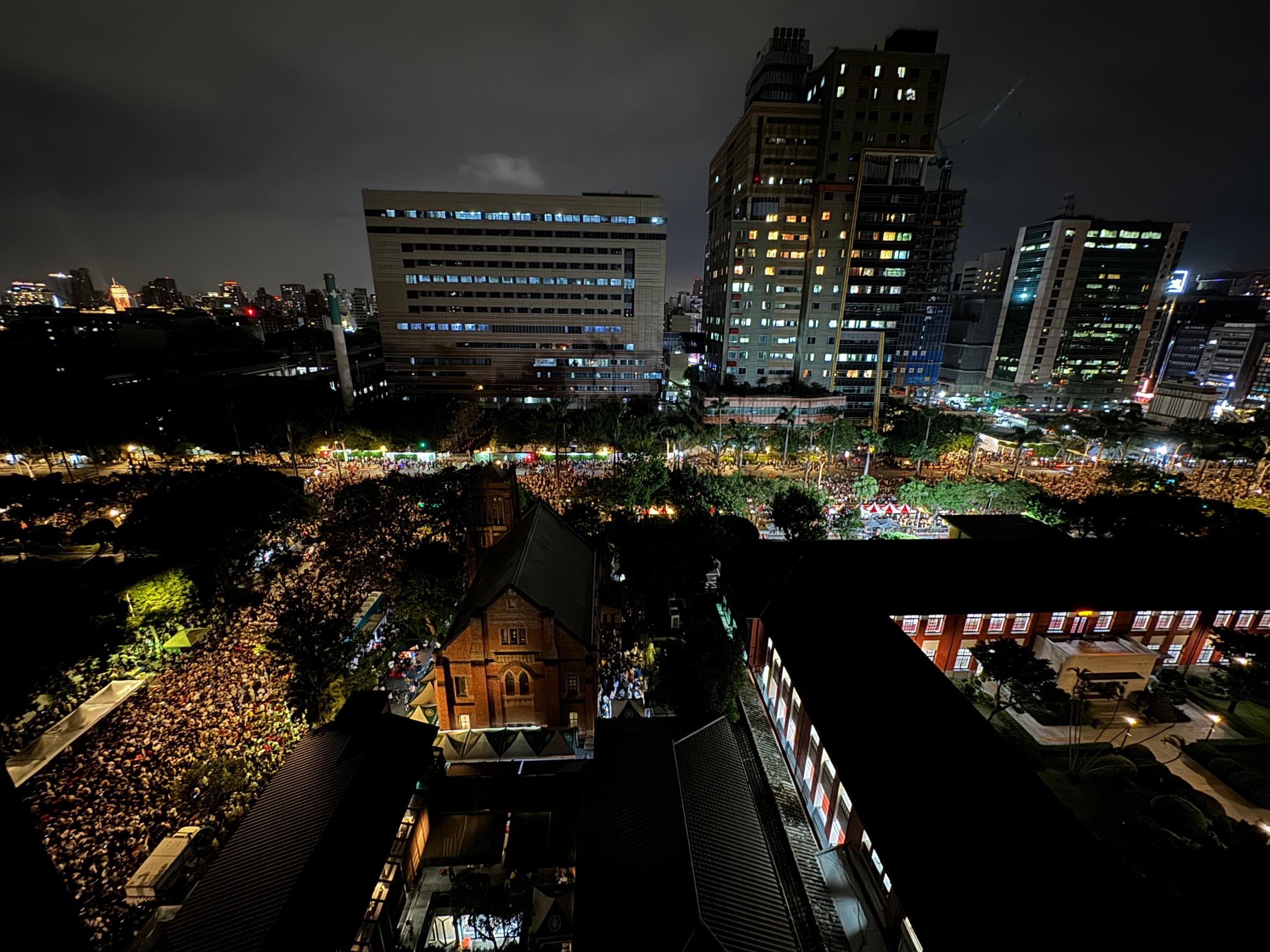 昨（24）日10萬人包圍立院場面壯觀，國民黨則啟動空戰監測計畫。