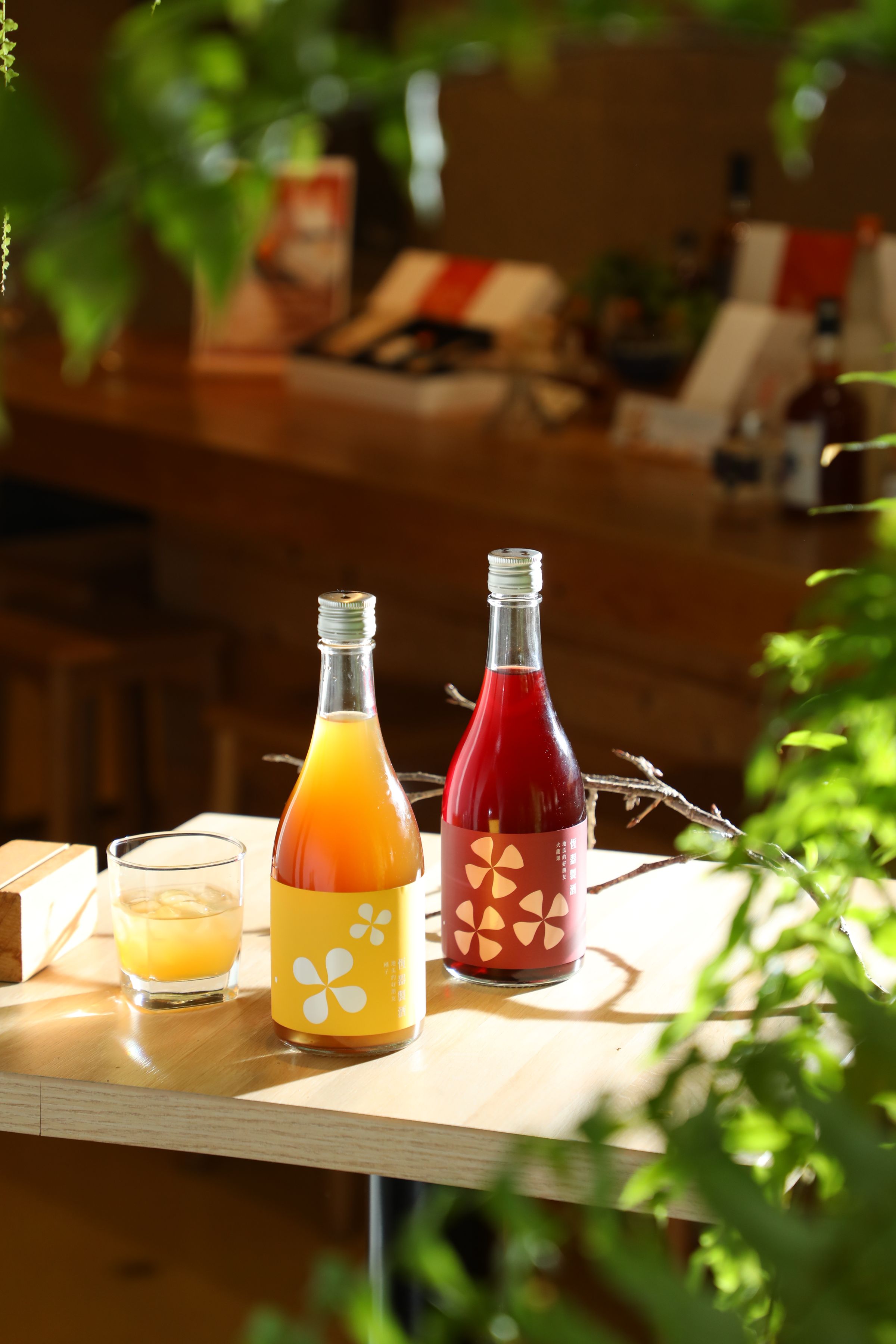 恆器的果實酒新品「地瓜的好朋友—橘子」(前)與「地瓜的好朋友—火龍果」,都很適合加冰飲用。(皆680元/瓶)