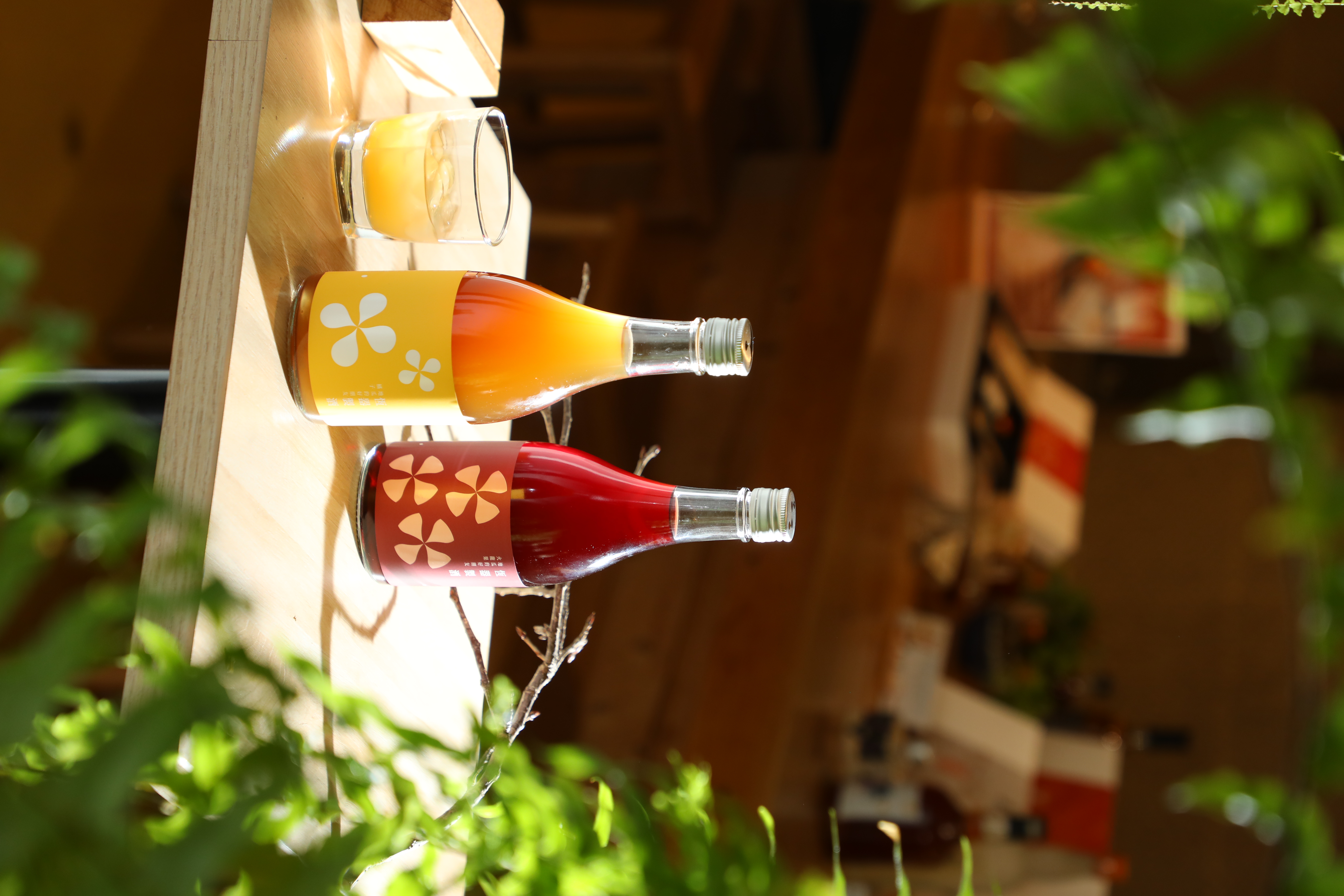 恆器的果實酒新品「地瓜的好朋友—橘子」(前)與「地瓜的好朋友—火龍果」,都很適合加冰飲用。(皆680元/瓶)