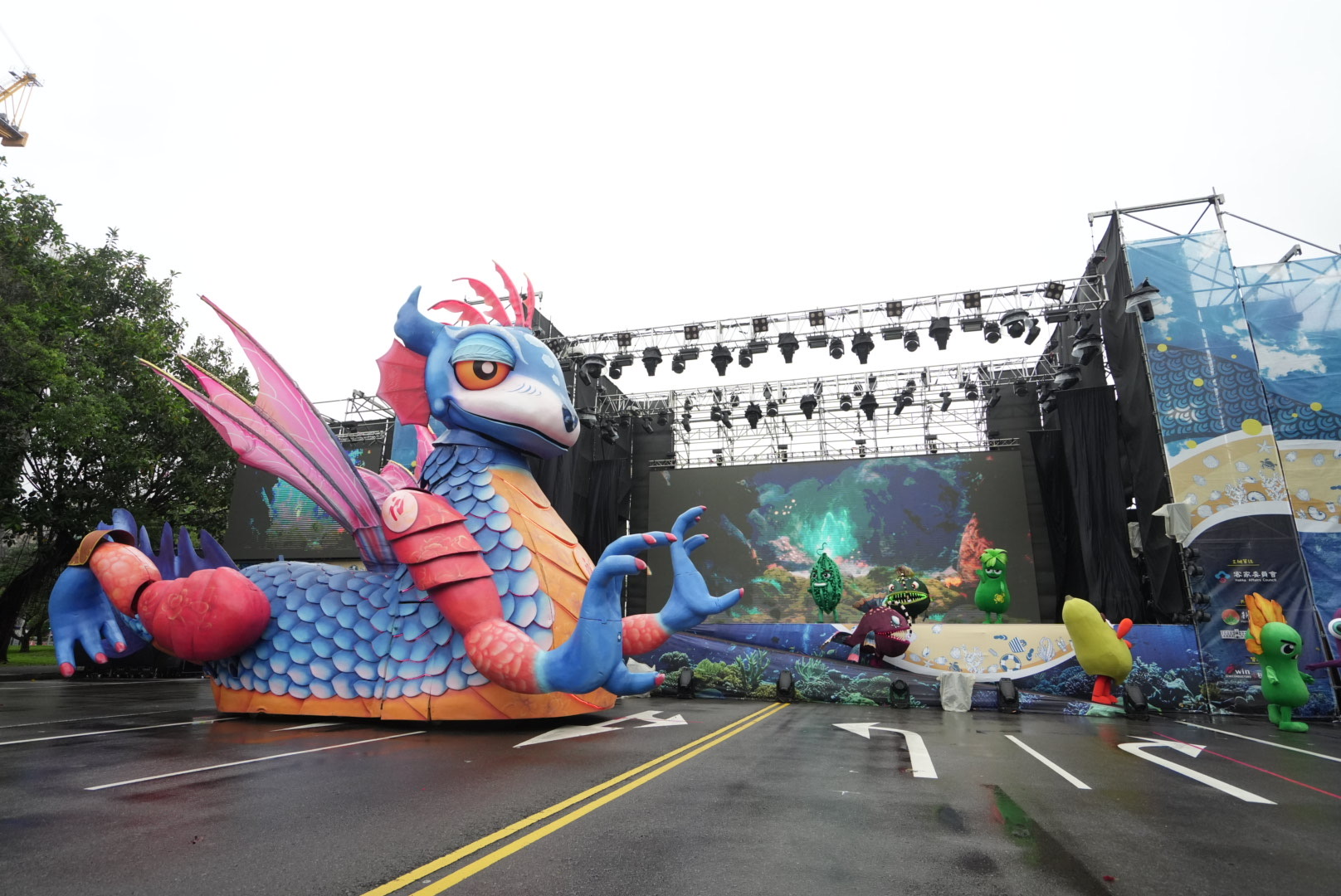 紙風車劇團客家親子劇《燈怪》以大型機械裝置與偶戲打造沉浸式演出體驗。（紙風車提供）