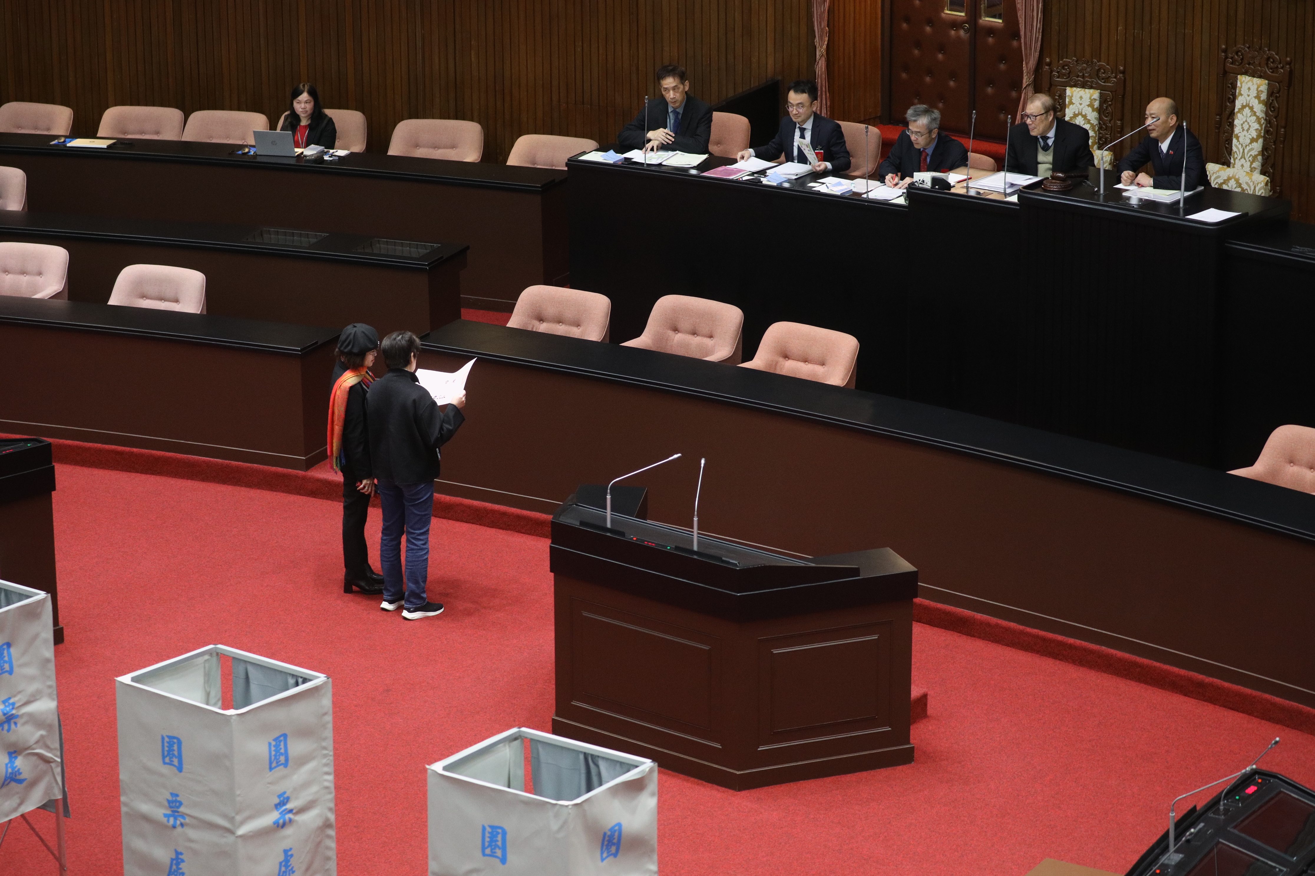 黃珊珊發現投錯票後立刻向韓國瑜反映、希望補救，但最終該票仍依推定入匭。