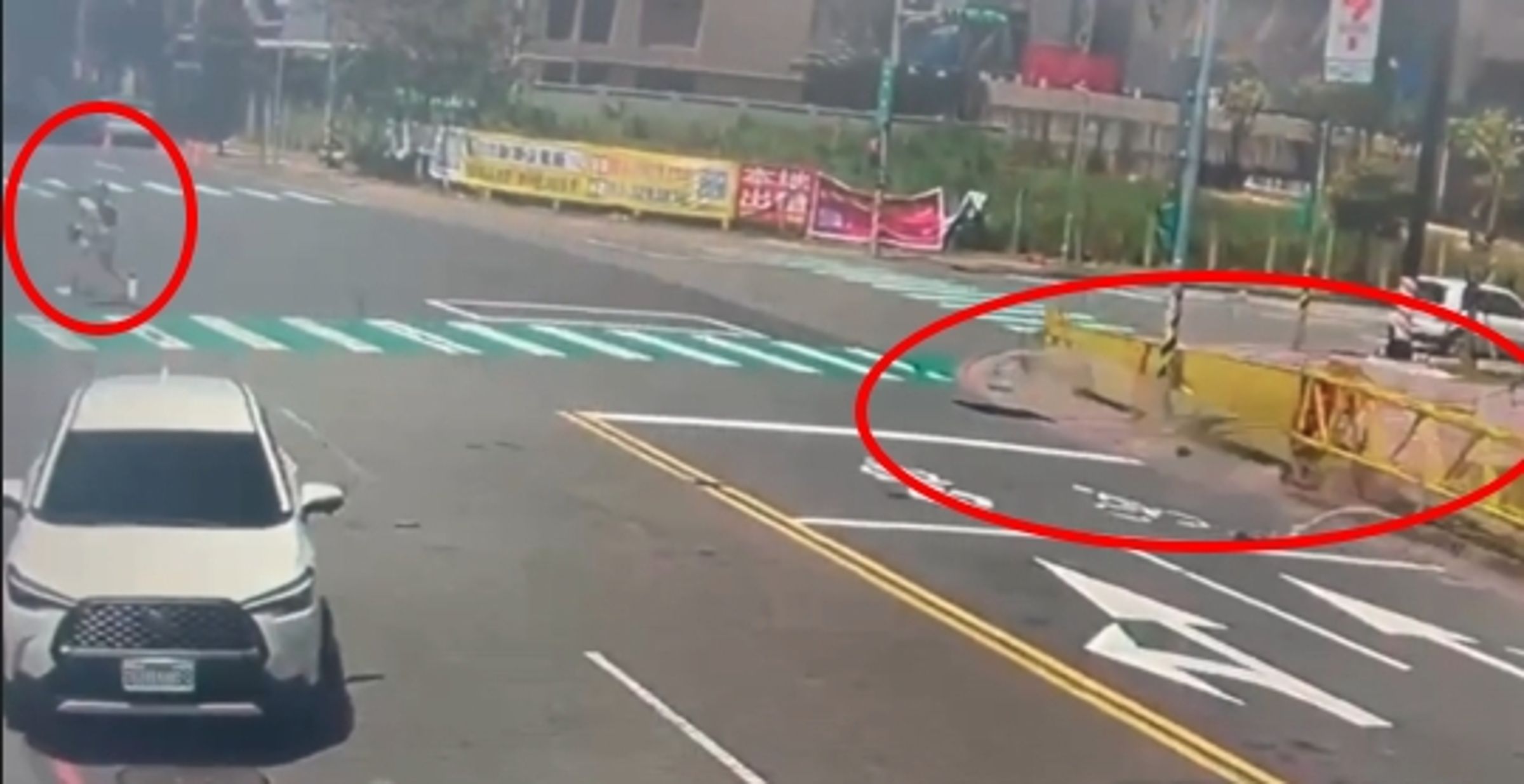 監視器拍下吊臂墜落瞬間,3名路人秒衝躲死劫,場面十分驚險。(翻攝畫面)
