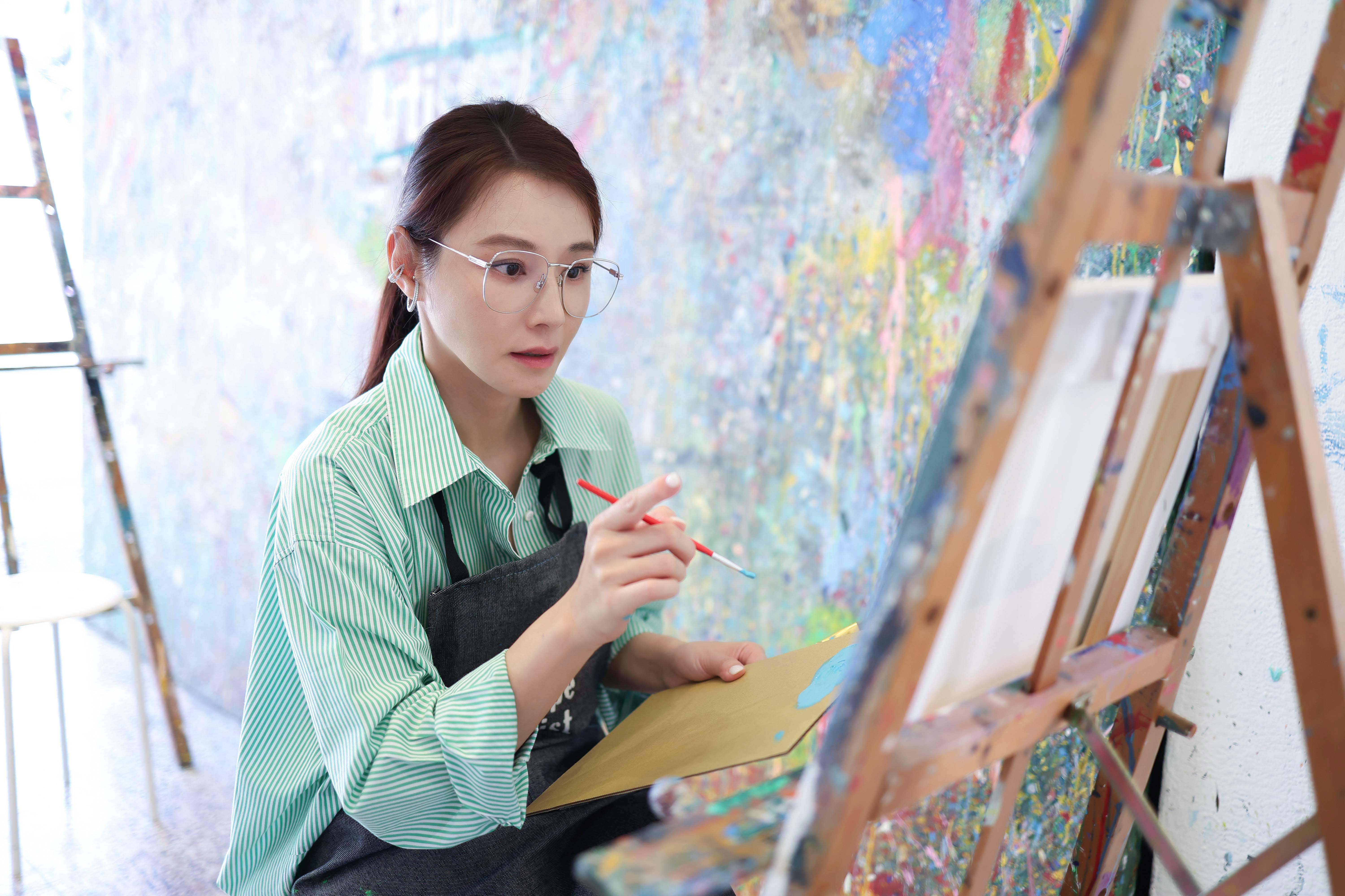 陳怡蓉為聖緹雅11週年繪製人權郵票的郵摺卡片。（聖緹雅醫療集團提供）