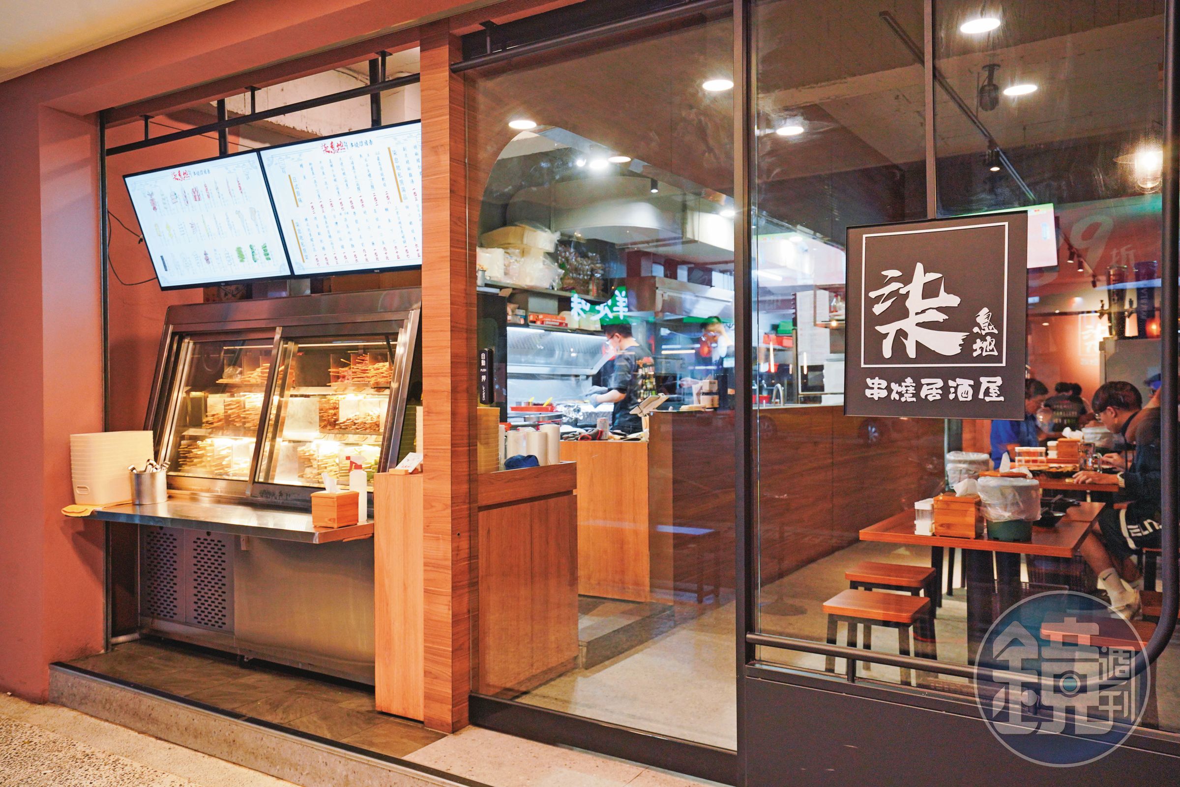 柒息地採半自助點餐，大部分串燒讓客人自己挑選，其他料理則用掃碼點餐，可節省不少人力成本。