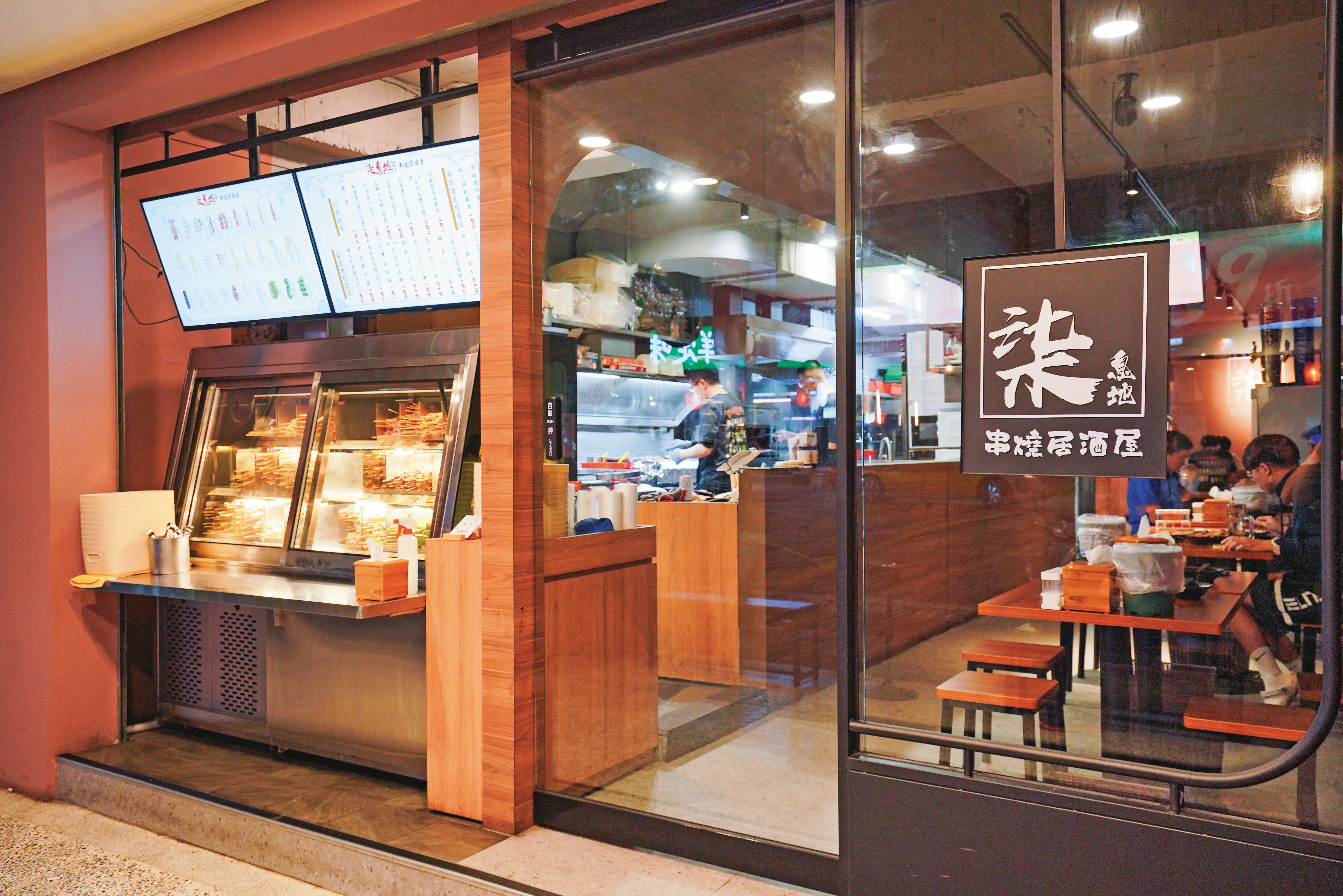 柒息地採半自助點餐,大部分串燒讓客人自己挑選,其他料理則用掃碼點餐,可節省不少人力成本。