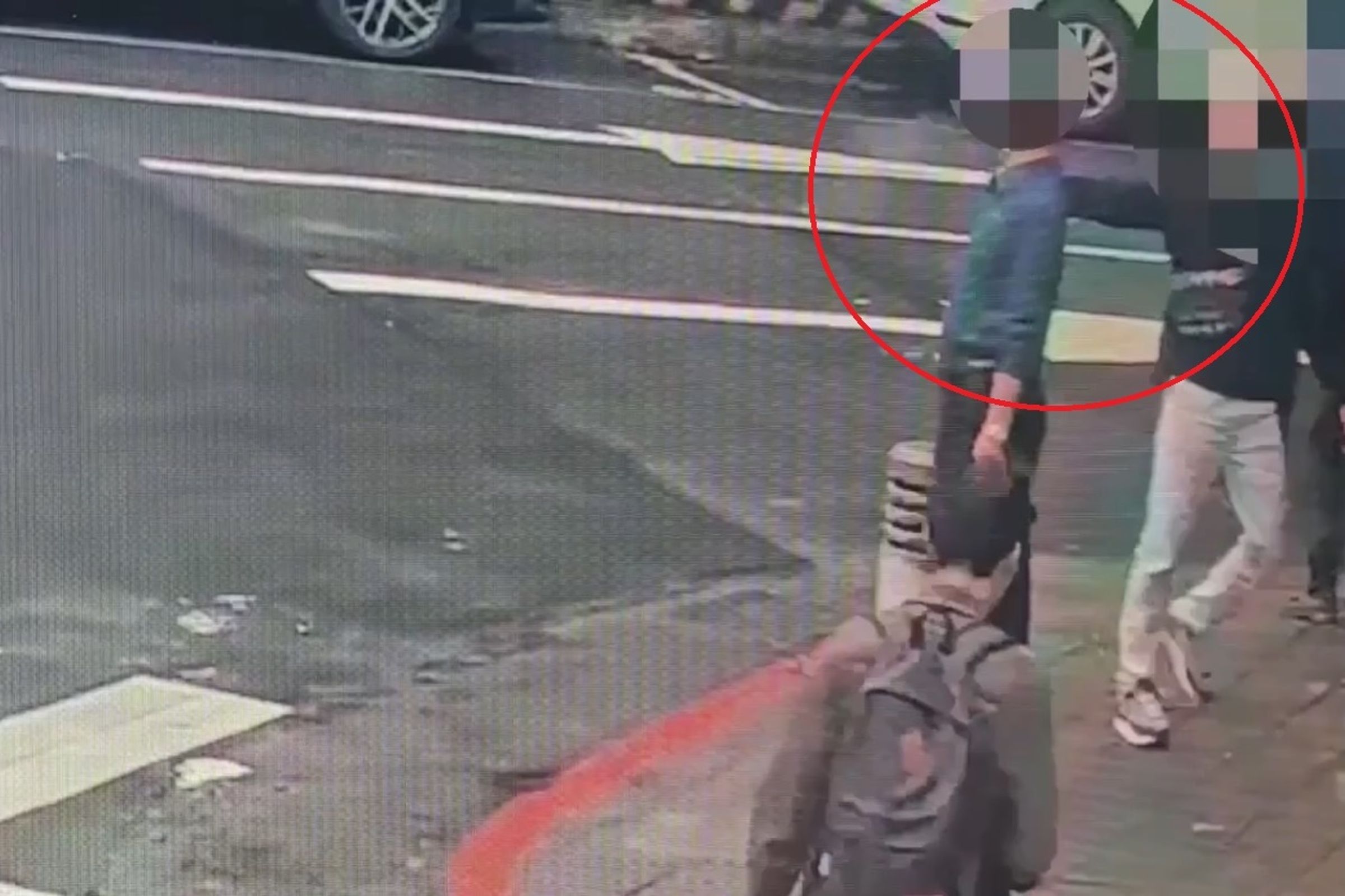 陳男被趕下車後心生不滿,竟拿辣椒水隨機攻擊路人(紅圈)。(翻攝畫面)