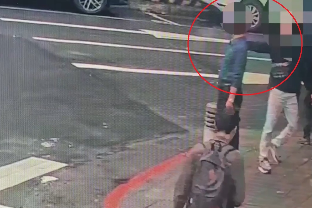 陳男被趕下車後心生不滿，竟拿辣椒水隨機攻擊路人（紅圈）。（翻攝畫面）