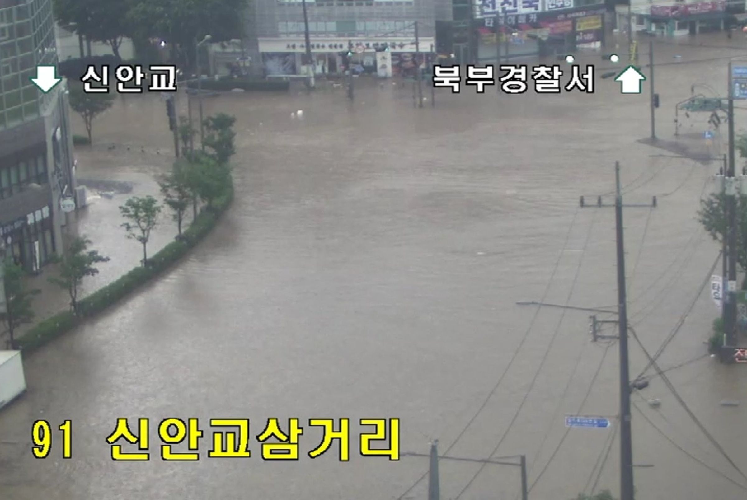 南韓光州市今遭受暴雨襲擊，多處道路、建築物傳出積水。（翻攝自X）