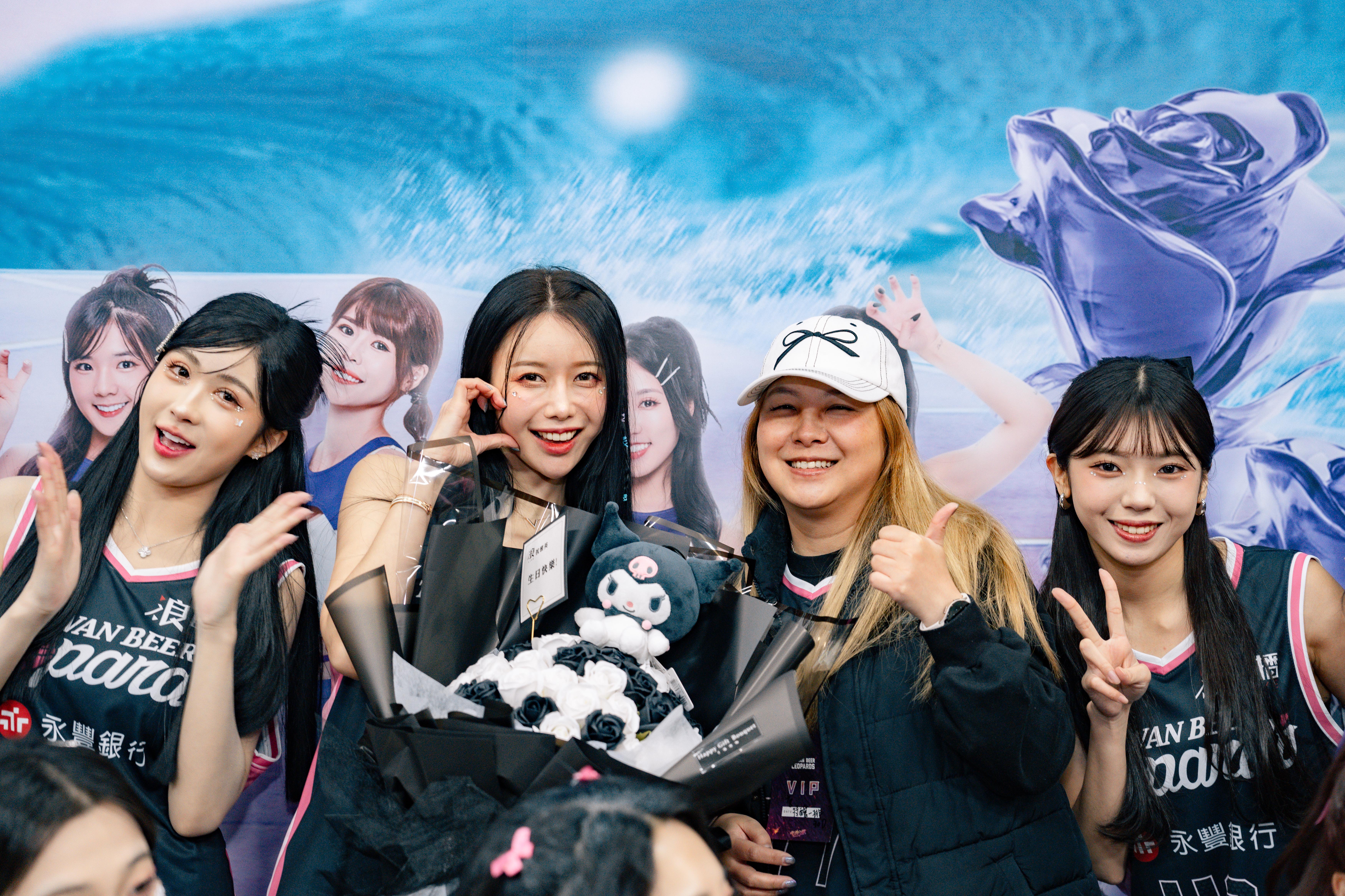 浪直播特別準備黑白庫洛米花束，獻給「全民表妹」李雅英，祝福她生日快樂！