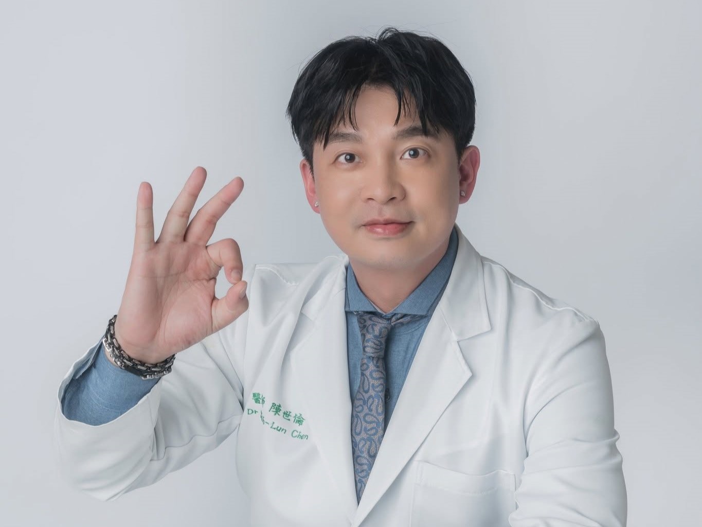 台中知名皮膚科福來診所院長陳世倫驟逝,家屬宣布診所永久歇業。(翻攝臉書「福來全方位診所-皮膚權威」)